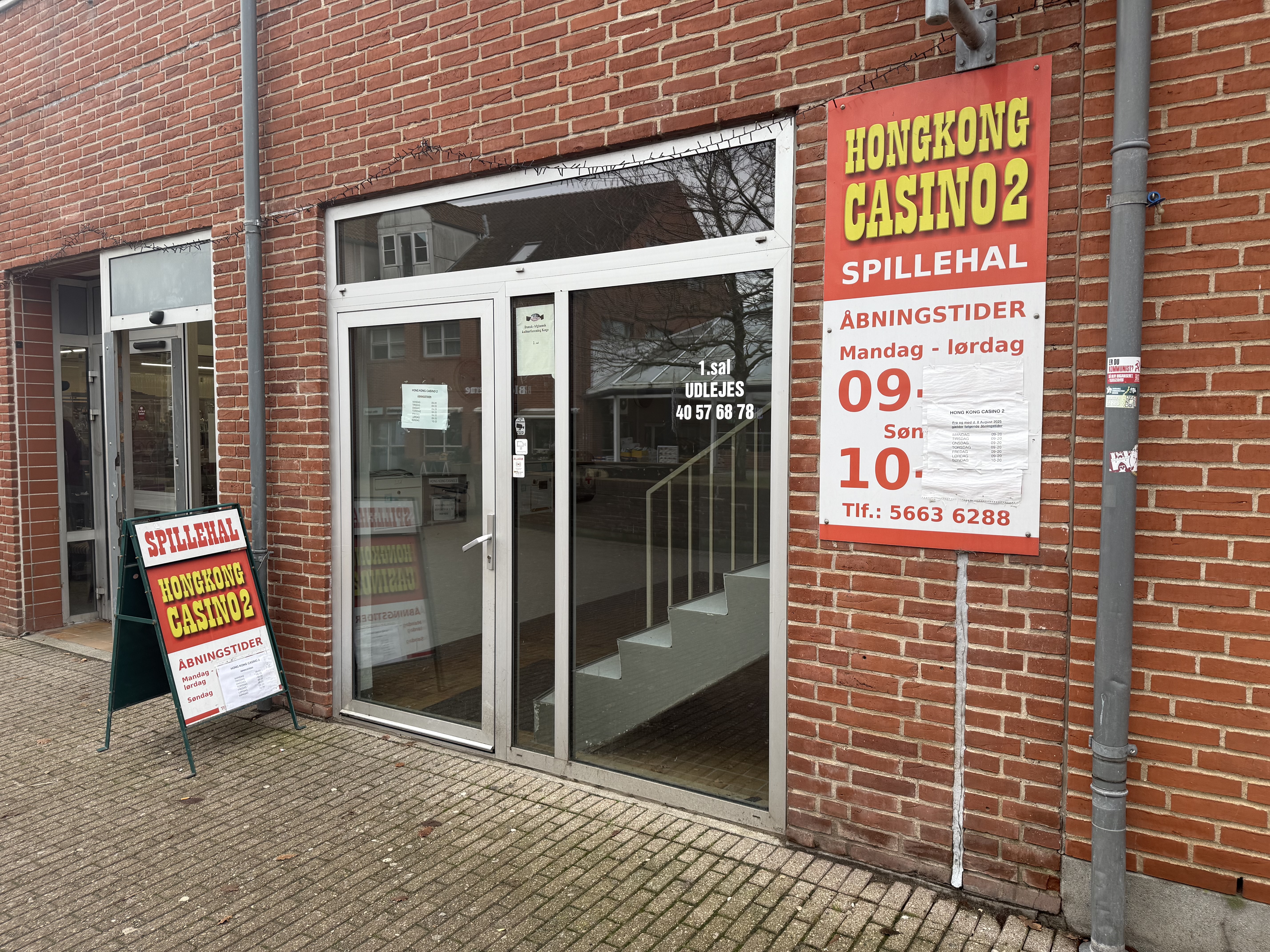 Tre maskerede mænd mødte op med knive, jernrør og en pistollignende genstand på Hong Kong Casino i Ølby. Nu fortæller en af de ansatte om hændelsen.