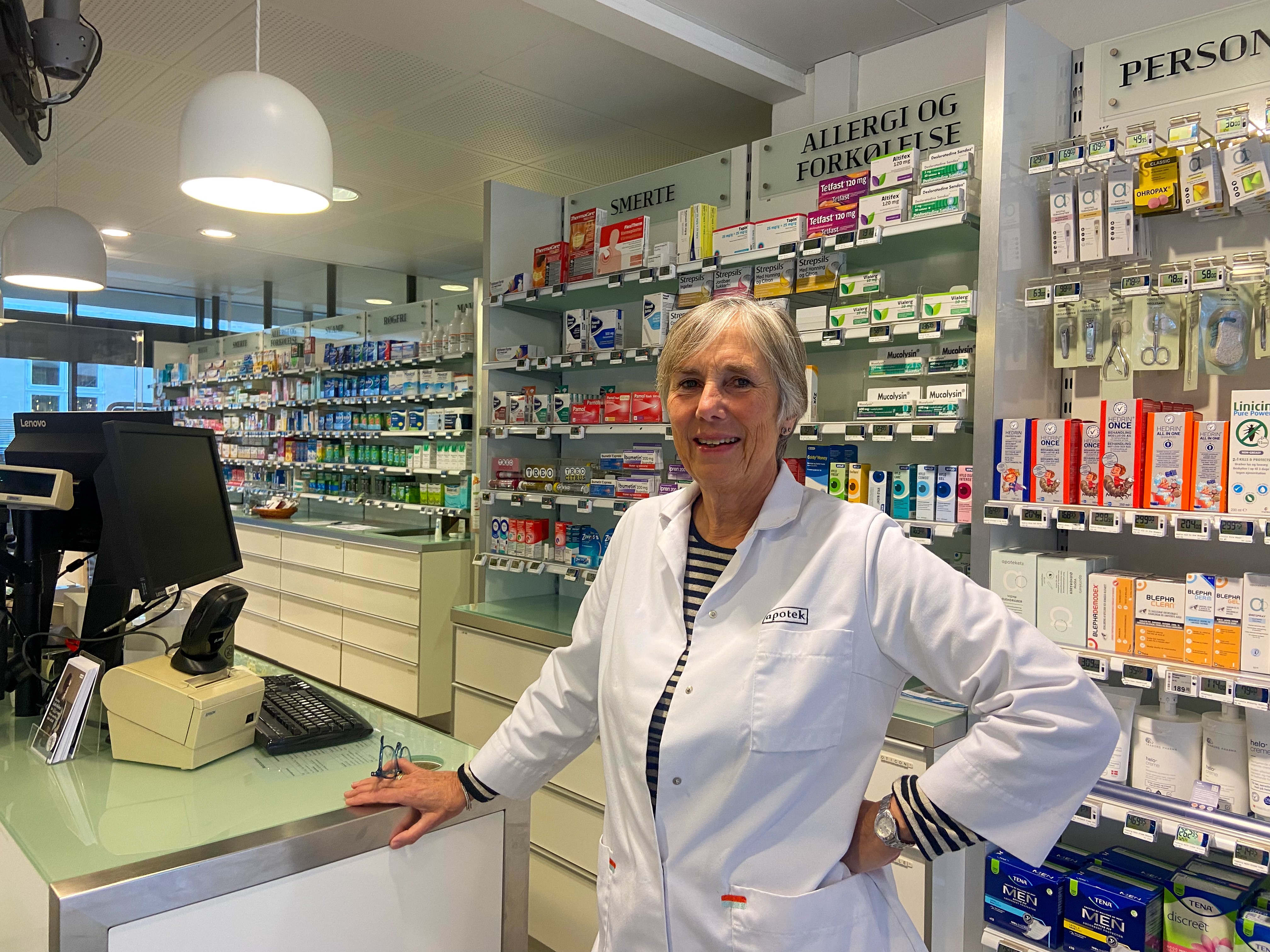Anne-Marie Kissmeyer, indehaver af Helsingør Axeltorvs Apotek, kan ikke få vaccinerne hjem.