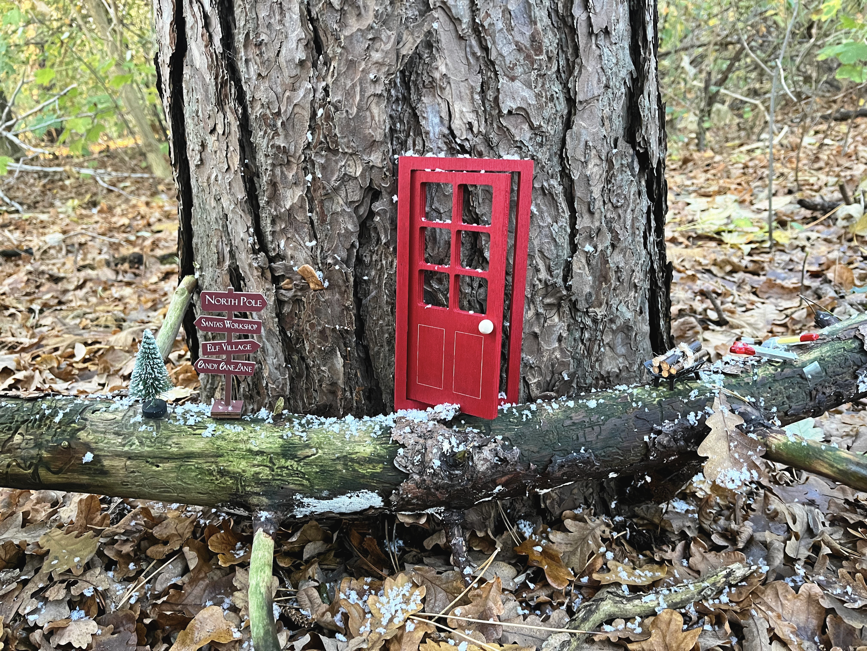Små nissehuse i træerne gør december til en oplevelse for børnefamilier i Hundige Parken.