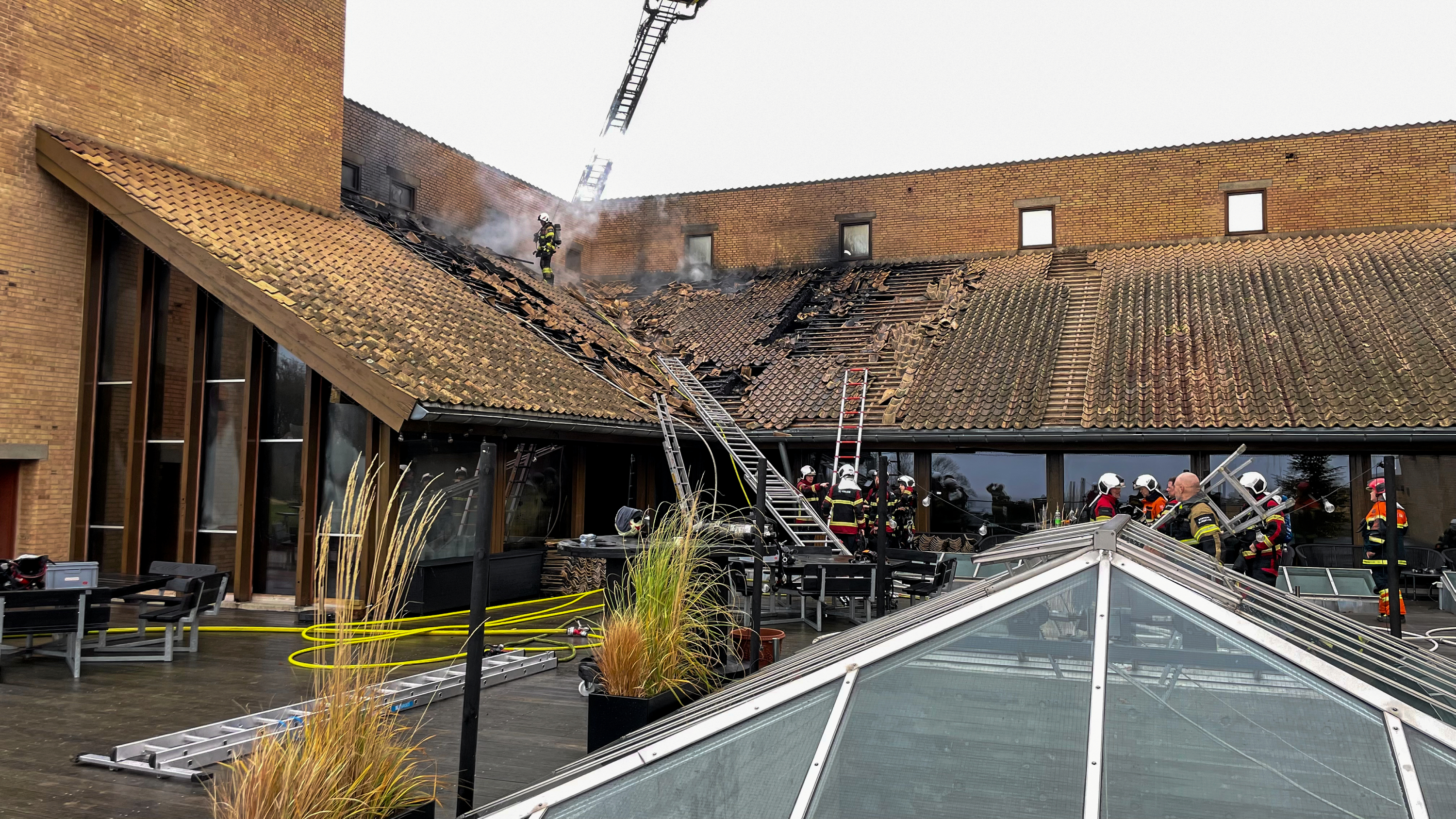 Det lykkedes brandfolk at isolere branden på Comwell Klarskovgaard. Ingen personer kom til skade i forbindelse med branden.