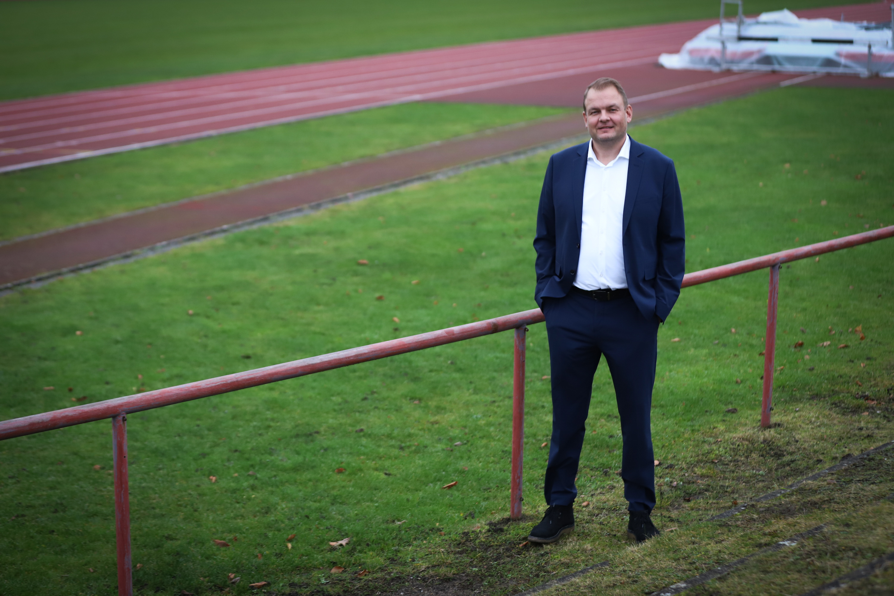 Daniel Rommedahl, adm. direktør i Hillerød Fodbold Elite, håber, de nye facilteter kan være på plads til foråret. Her ses han ved atletikbanen, og det er altså ikke her, der skal bygges tribune og TV-tårn, men på opvisningsbanen, bane 2.