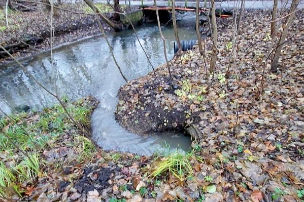Det er fra dette udløb til Usserød Å tæt ved Kærvej, at der i flere dage er strømmet urenset spildevand direkte ud i Usserød Å.