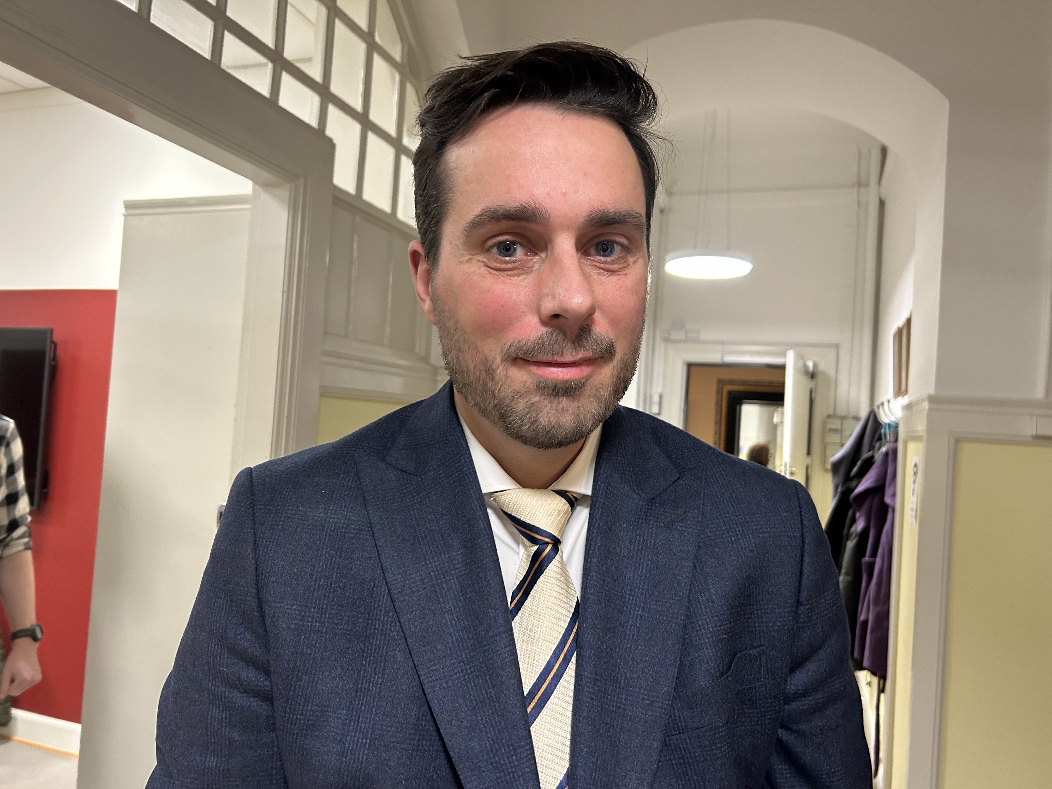 Rasmus Brandstrup Larsen (V) mener, "det er skeletter, der vælter ud af skabene". Han vil have undersøgt hvem, der vidste hvad hvornår i sagen om Jyderup Skole.