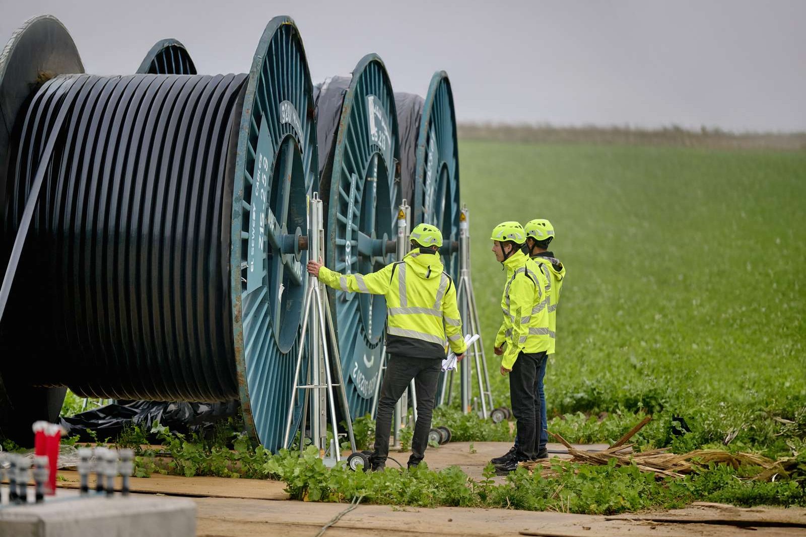 De mange kilometer højspændingskabler lægges i jorden i forbindelse med investeringen.