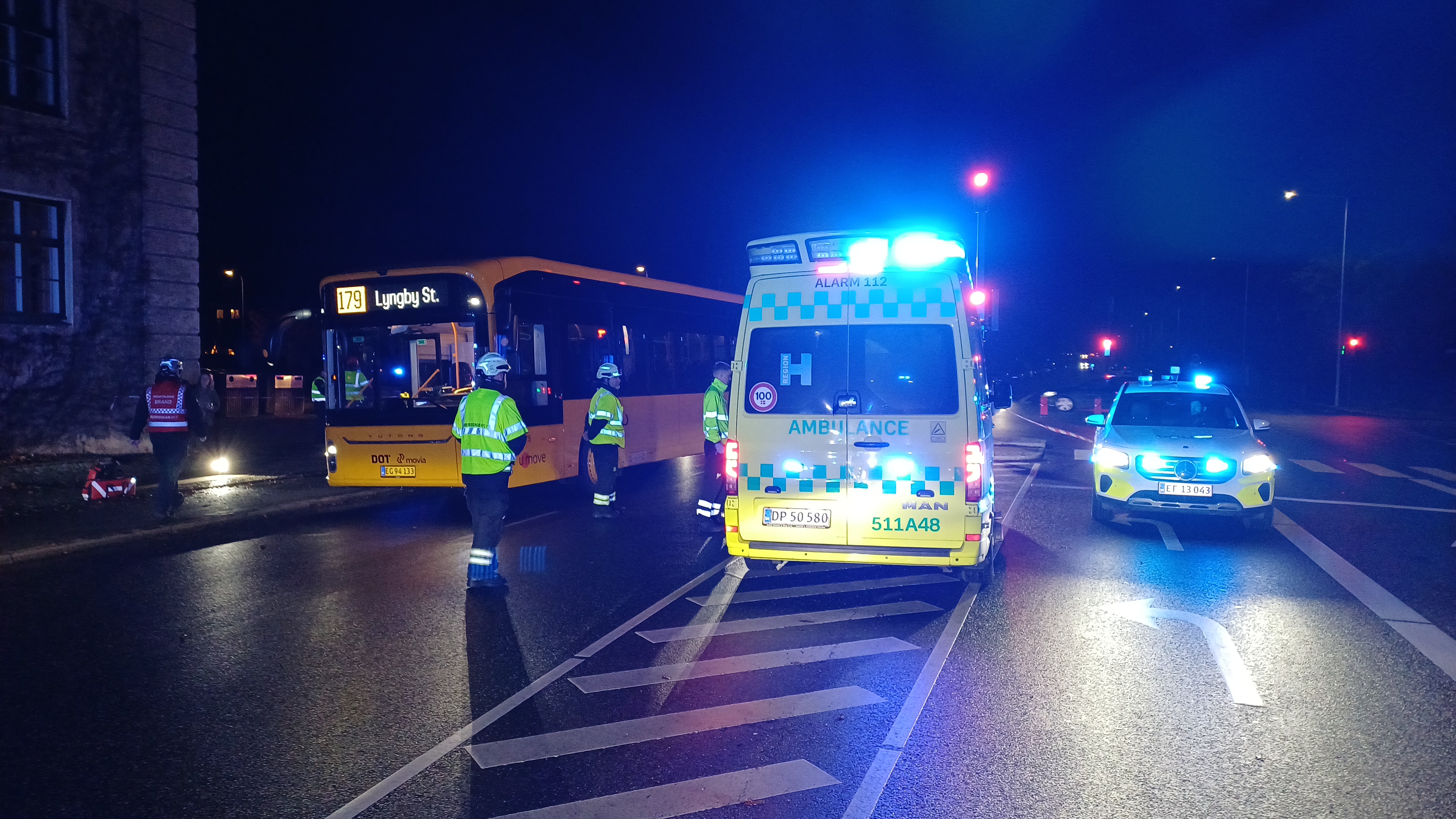 To piger var på vej over et kryds, da en bus påkørte dem.