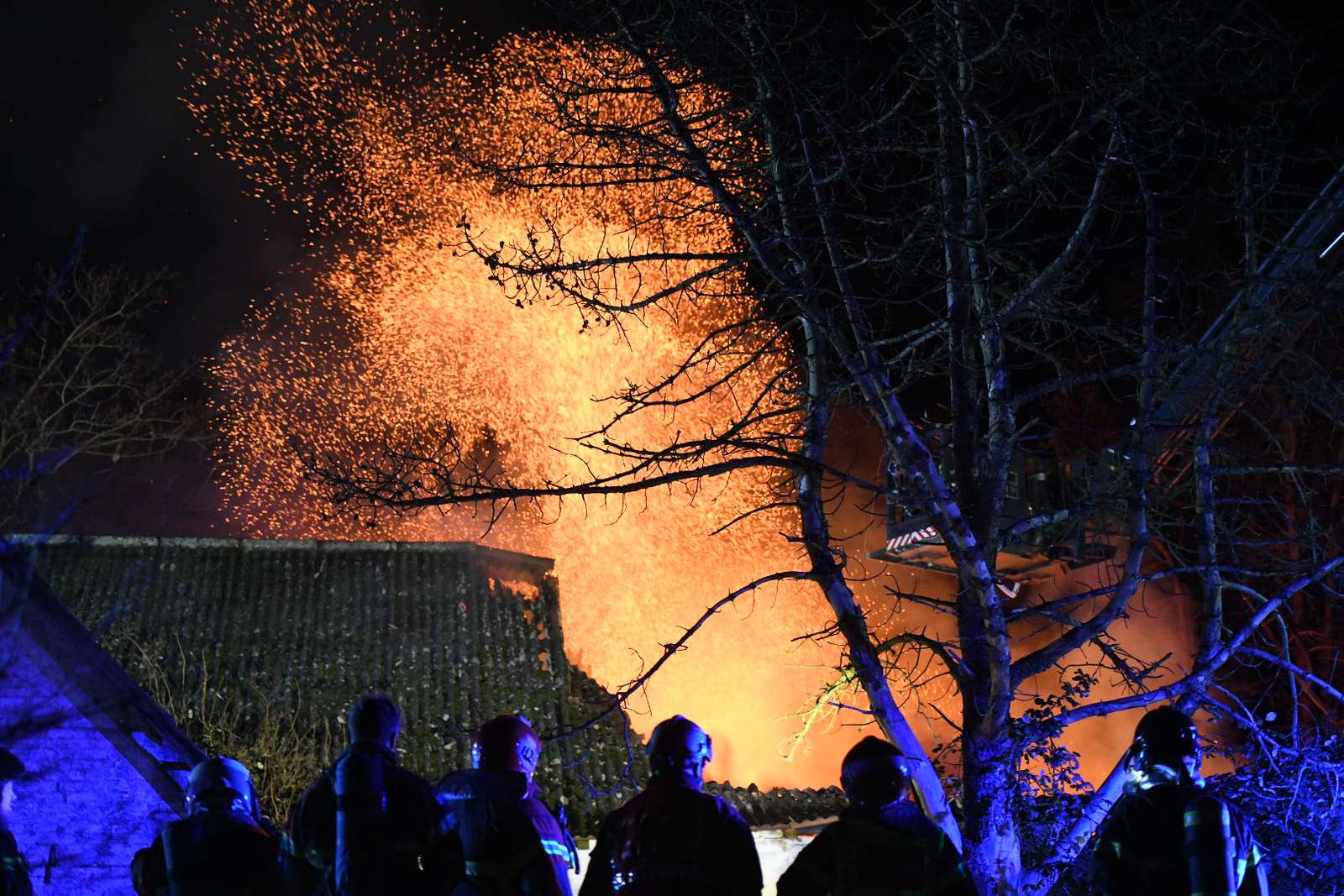 Da brandvæsenet kom frem til huset, var det omspændt af flammer.