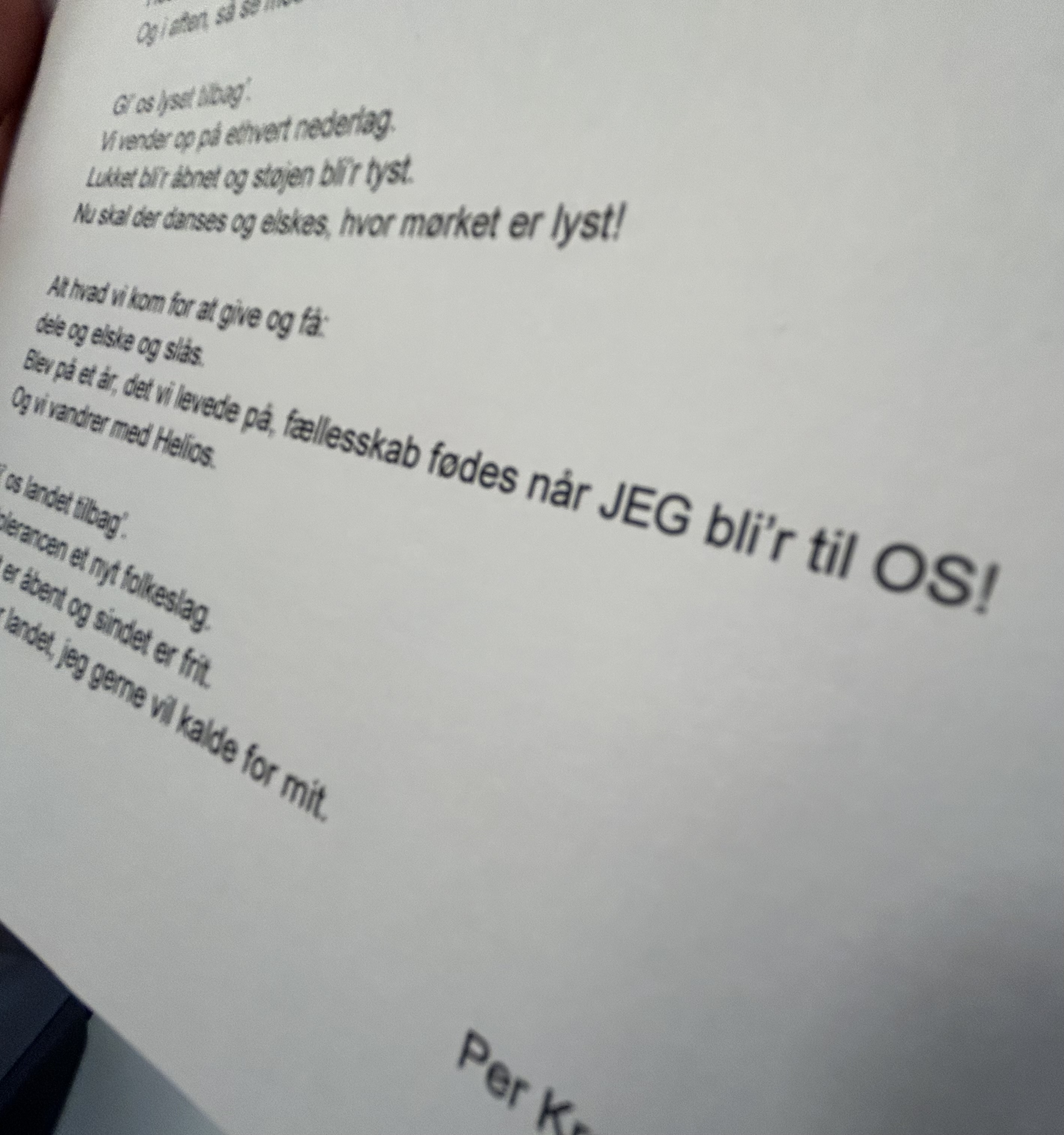 Anette Mortensen lagde vægt på, at hun havde valgt Per Krøis Kjærgaards 'Gi' os lyset tilbage' som sang forud for aftenens møde fordi den indgyder håb, lys og energi, og hylder om stærke fællesskaber.