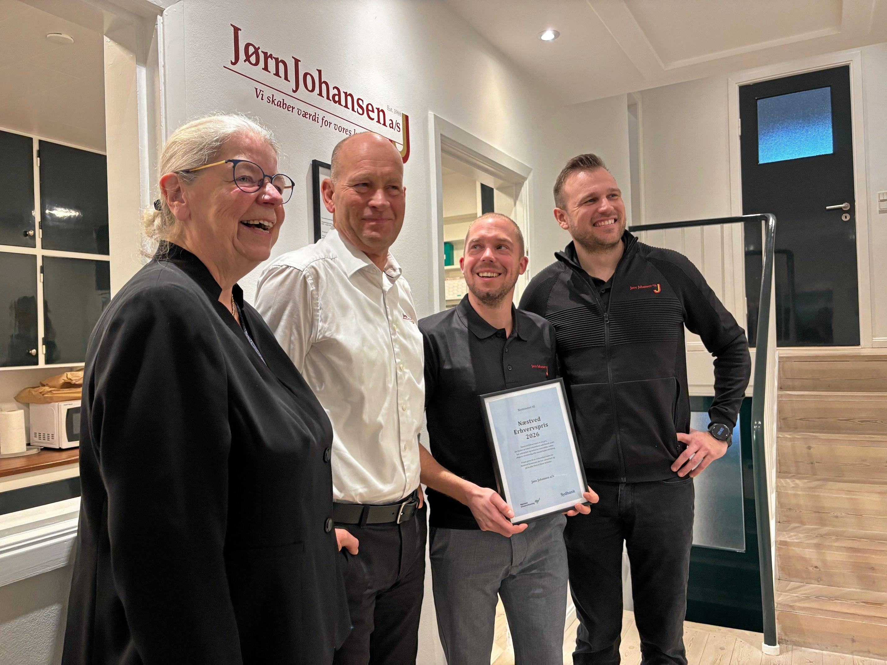 Jørn Johansen A/S er som den første virksomhed blevet nomineret til Næstved Erhvervpris 2026. Formand for Næstved Erhvervsforening Helle Andresen ses her sammen med ejerne af virksomheden (fra venstre) Jørn Johansen, Lasse Schou og Frederik Kjær.