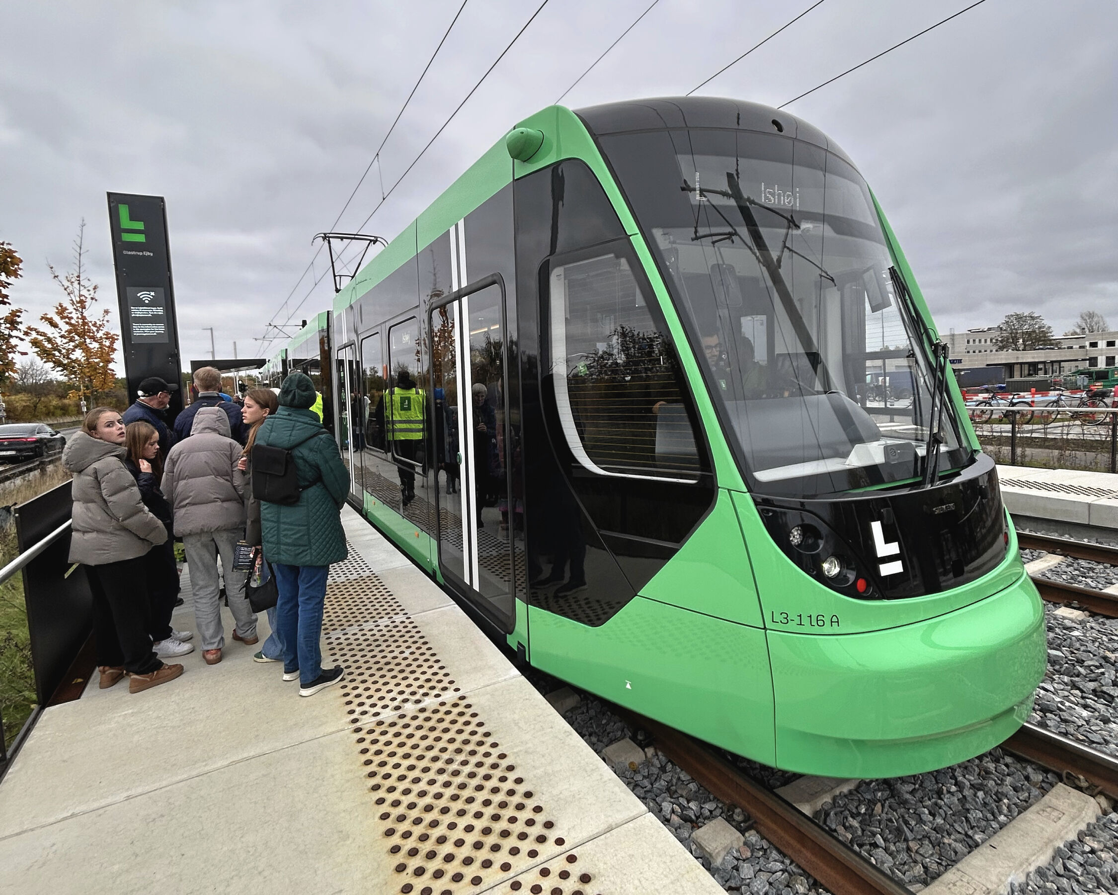 Vallensbæk Station skal være for alle, skriver Benny Mortensen, der mener, at adgangen til S-togsperronen fra Ringvejen er besværlig. Billedet er fra indvielsen af Letbanen i Rødovre.