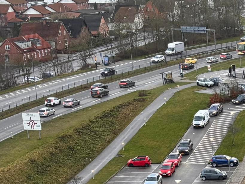 Også forholdene omkring lynladerne ved shoppingcenteret, som har skabt køkaos, bliver forbedret. - Jan Kronsten Også forholdene omkring lynladerne ved shoppingcenteret, som har skabt køkaos, bliver forbedret.