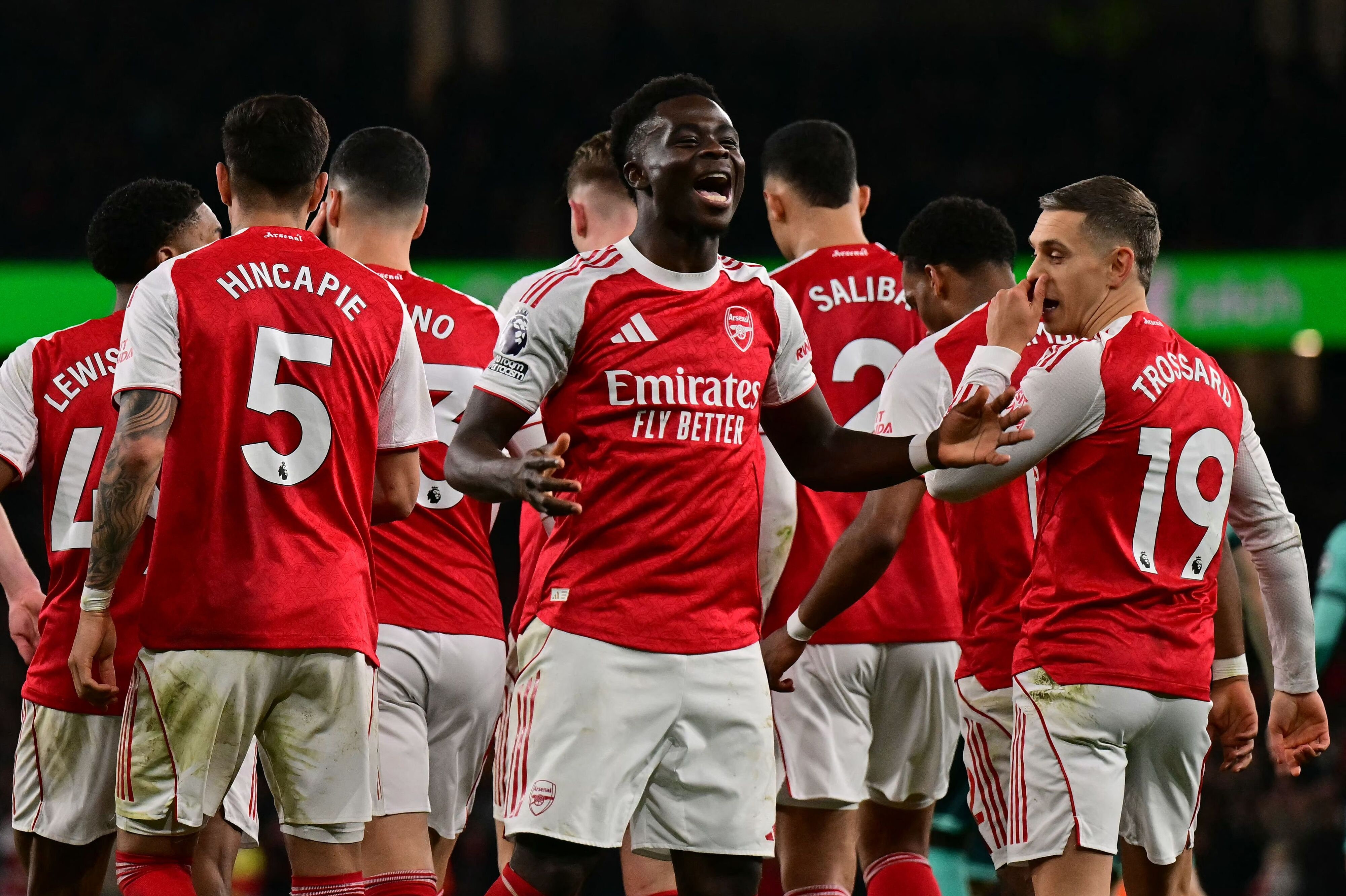 Arsenals spillere var både lykkelige og lettede, efter de lørdag afværgede et uventet pointtab hjemme mod bundholdet Wolverhampton.