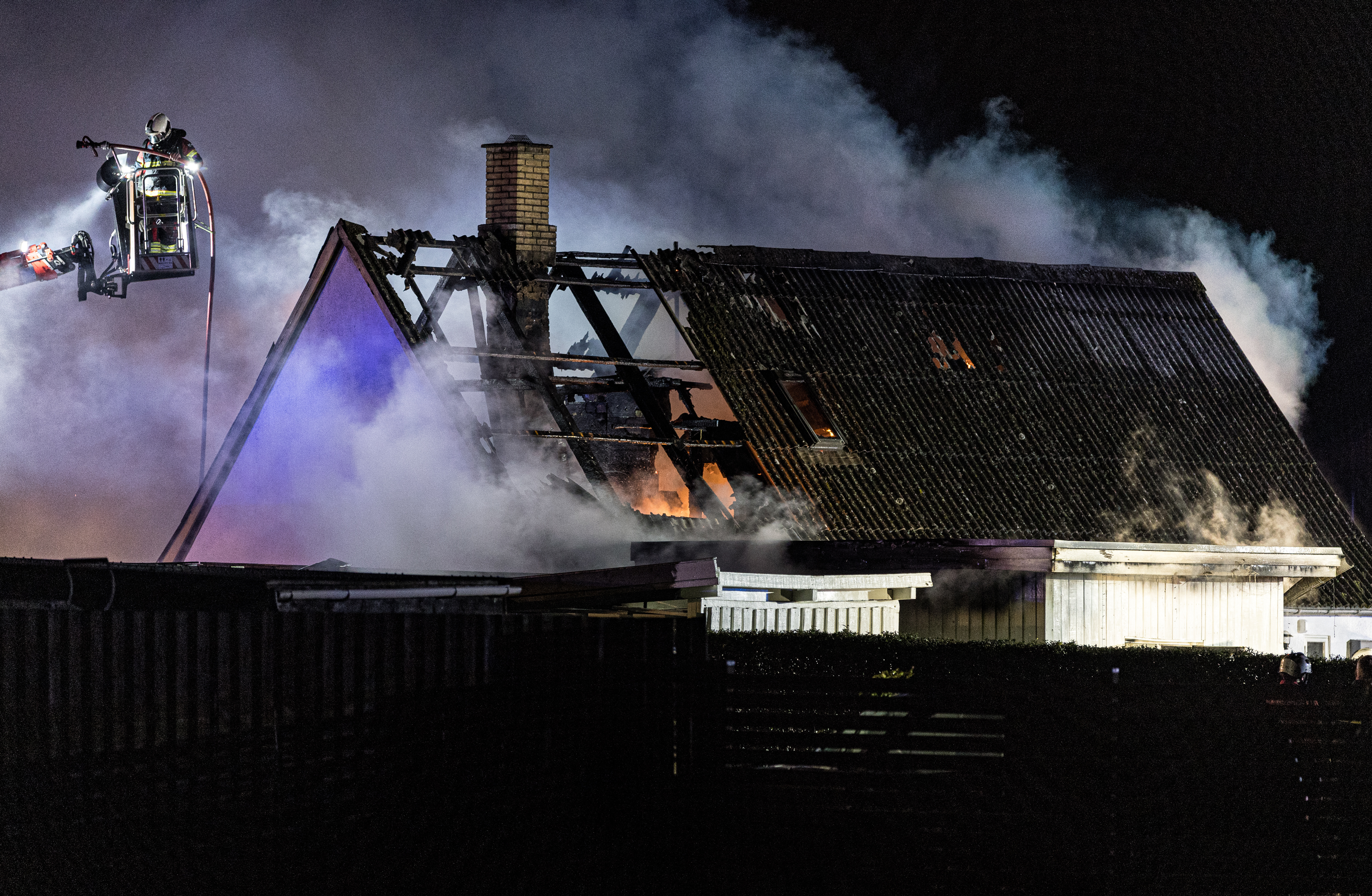 Brandvæsen og politi til stede ved bygningsbrand lørdag aften.