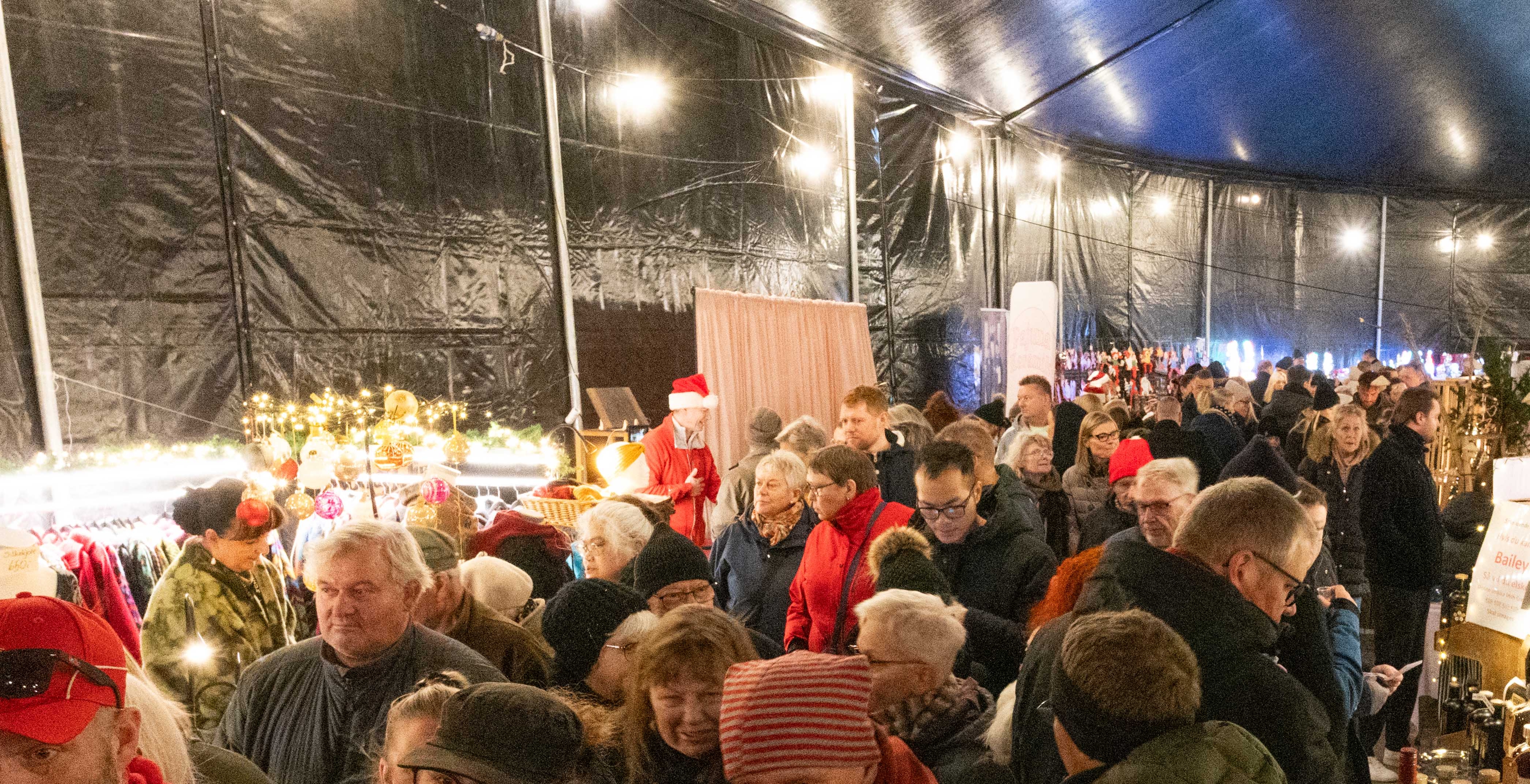 Der var trængsel i det store telt til årets julemarked i Ringsted, der ellers kæmper for at lokke kunder til. - Povl Arne Petersen Der var trængsel i det store telt til årets julemarked i Ringsted, der ellers kæmper for at lokke kunder til.