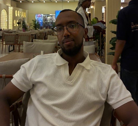 Politiet efterlyser Ibrahim på 27 år.