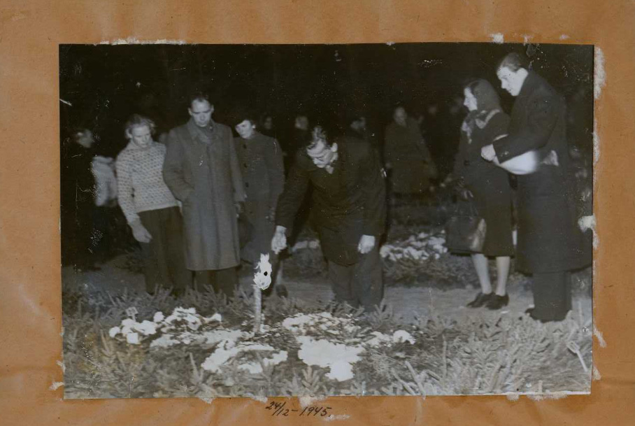 Et lys bliver tændt i julen 1945.