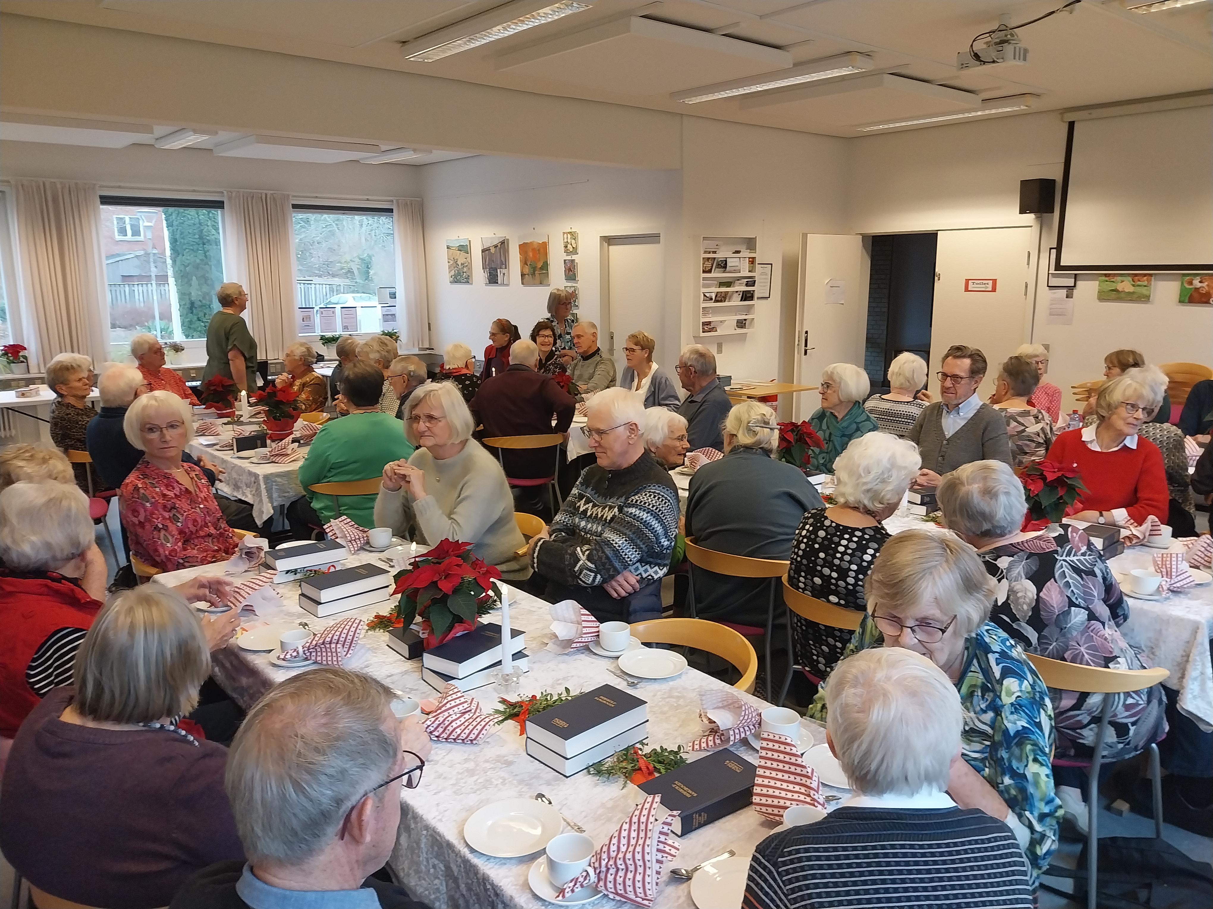 50 glade mennesker deltog i eftermiddagen, hvor Per Lindgren stod for underholdningen.