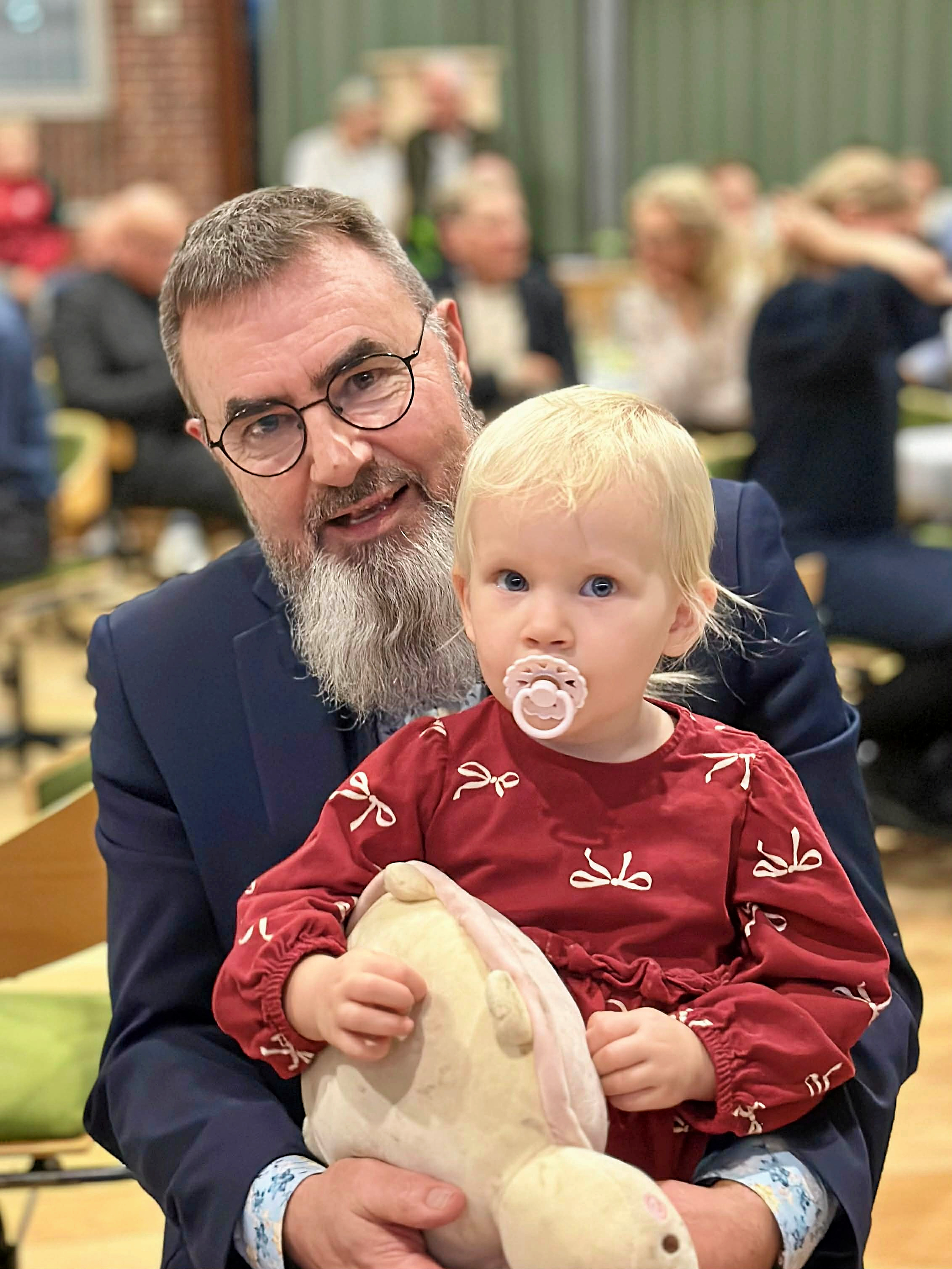 Nu får rektor på Solrød Gymnasium snart mere tid til sin familie. Her ses han modtage lærernes hyldest med det ene barnebarn, Ester - og skildpadden - på skødet. Solrød Gymnasium kan opleves ved åbent hus 19. januar klokken 19 med gymnasiets nye rektor ved roret, Mette Møller Jørgensen.