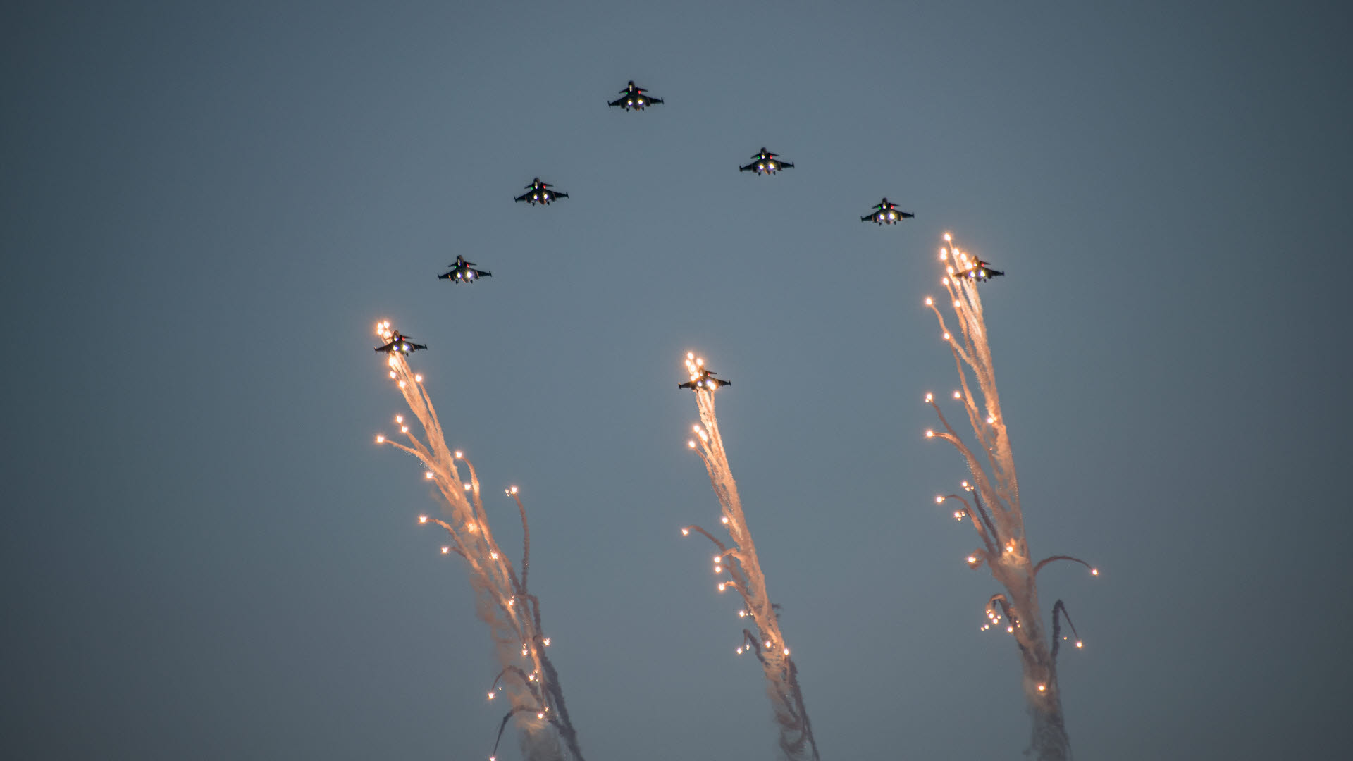 Det er første gang, at det bliver et Jas 39 Gripen E, som fører an i formationen.