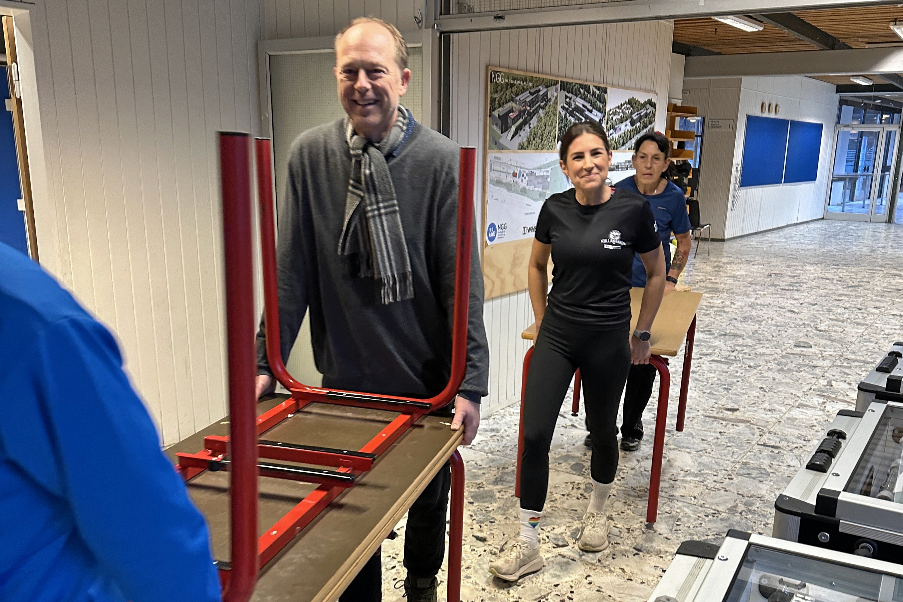 Der blev slidt og slæbt for at tømme NGG i Cirkelhuset, der nu flytter til nybygget skole få hundrede derfra i Hørsholm Kommune. - Presse Der blev slidt og slæbt for at tømme NGG i Cirkelhuset, der nu flytter til nybygget skole få hundrede derfra i Hørsholm Kommune.
