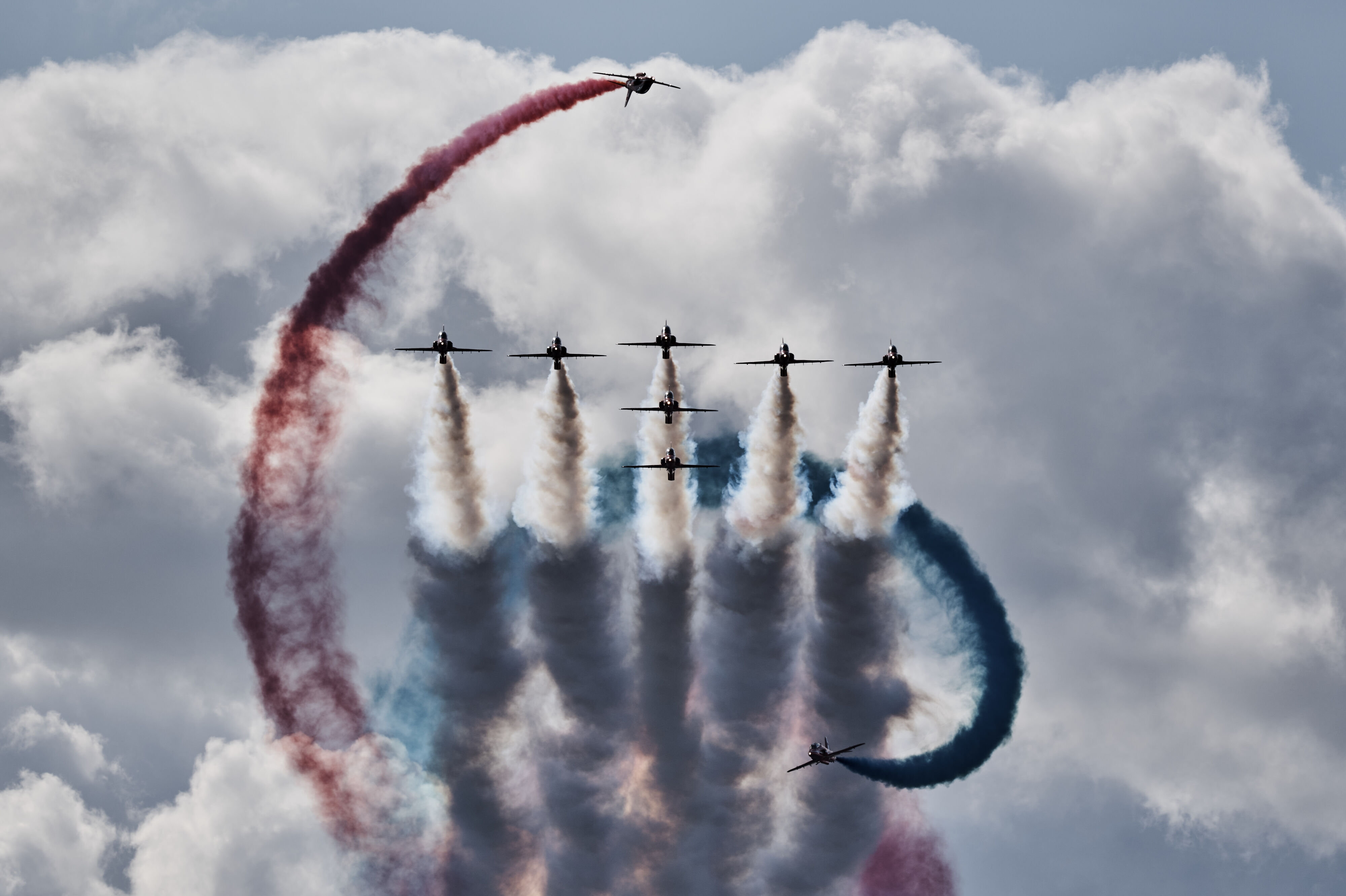 Det bliver ikke helt som ved Roskilde Airshow i august, men tirsdag flyver kampfly fra Sverige og Danmark over København og Øresundsregionen. Det sker i en formation, som skal ligne et juletræ.