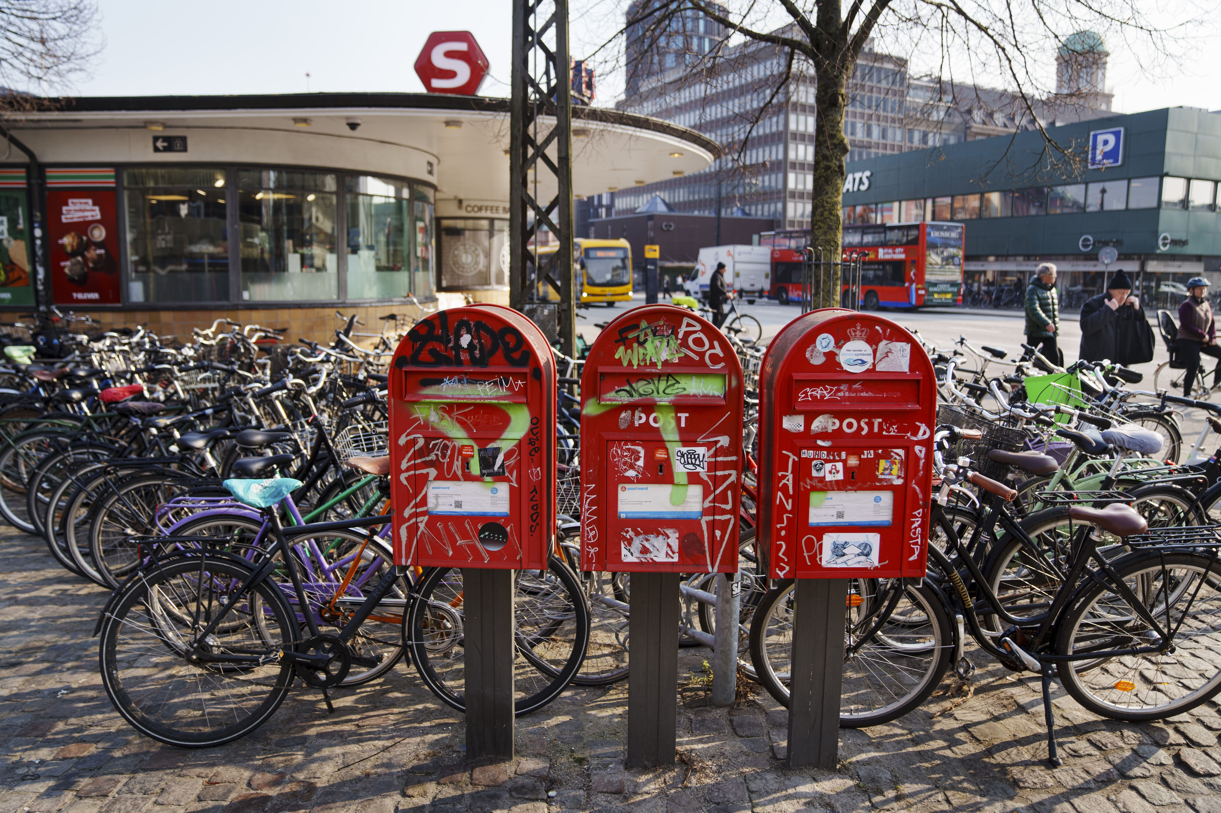 Det er postkasser som dem her på Vesterport i København, man har kunnet få fingre i mandag på Føtex' hjemmeside. Alle 1000 blev udsolgt efter tre timer. (Arkivfoto).