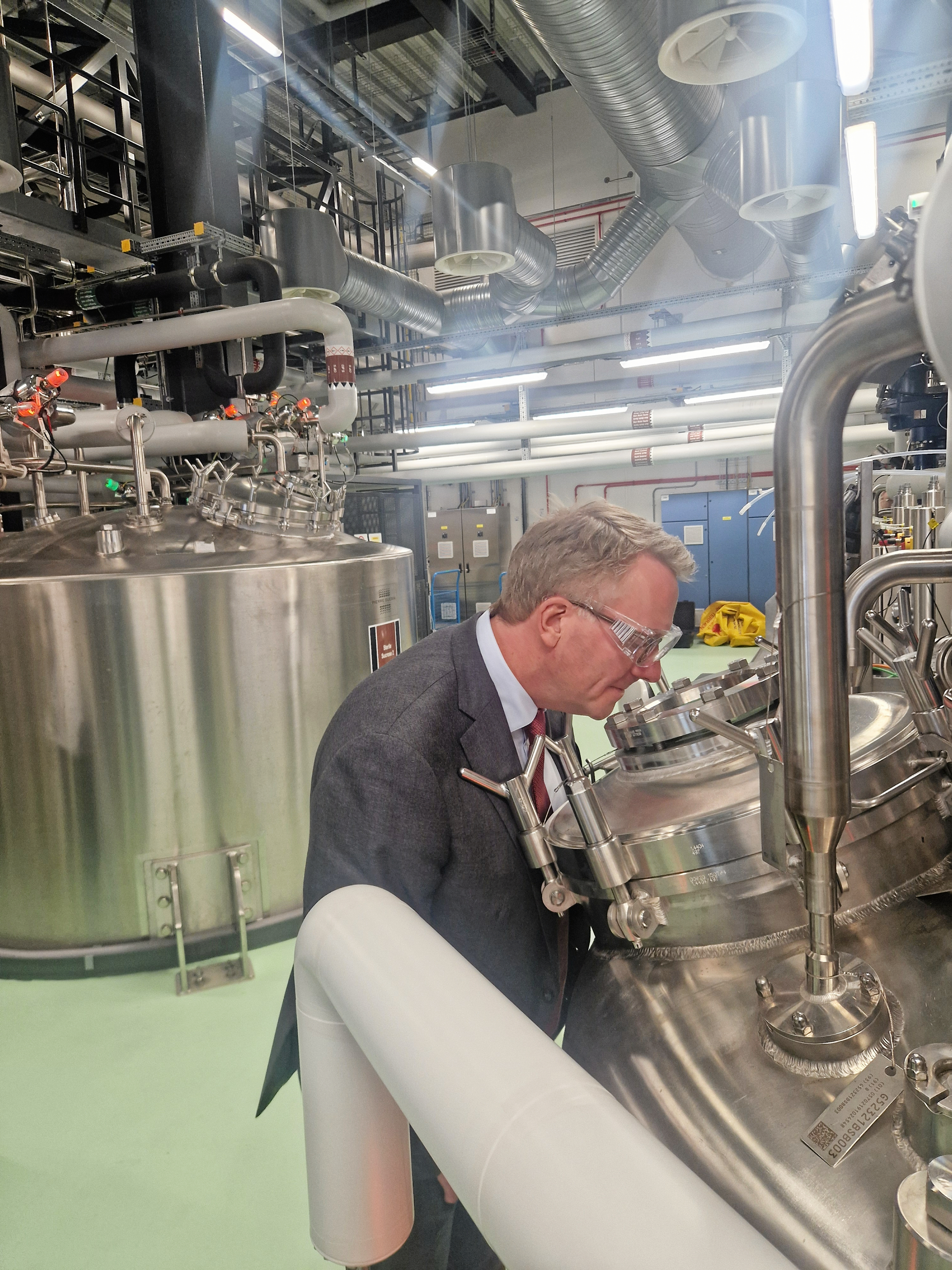 Ministeren fik nok at kigge på i den nye Fucidin-fabrik hos Leo Pharma.