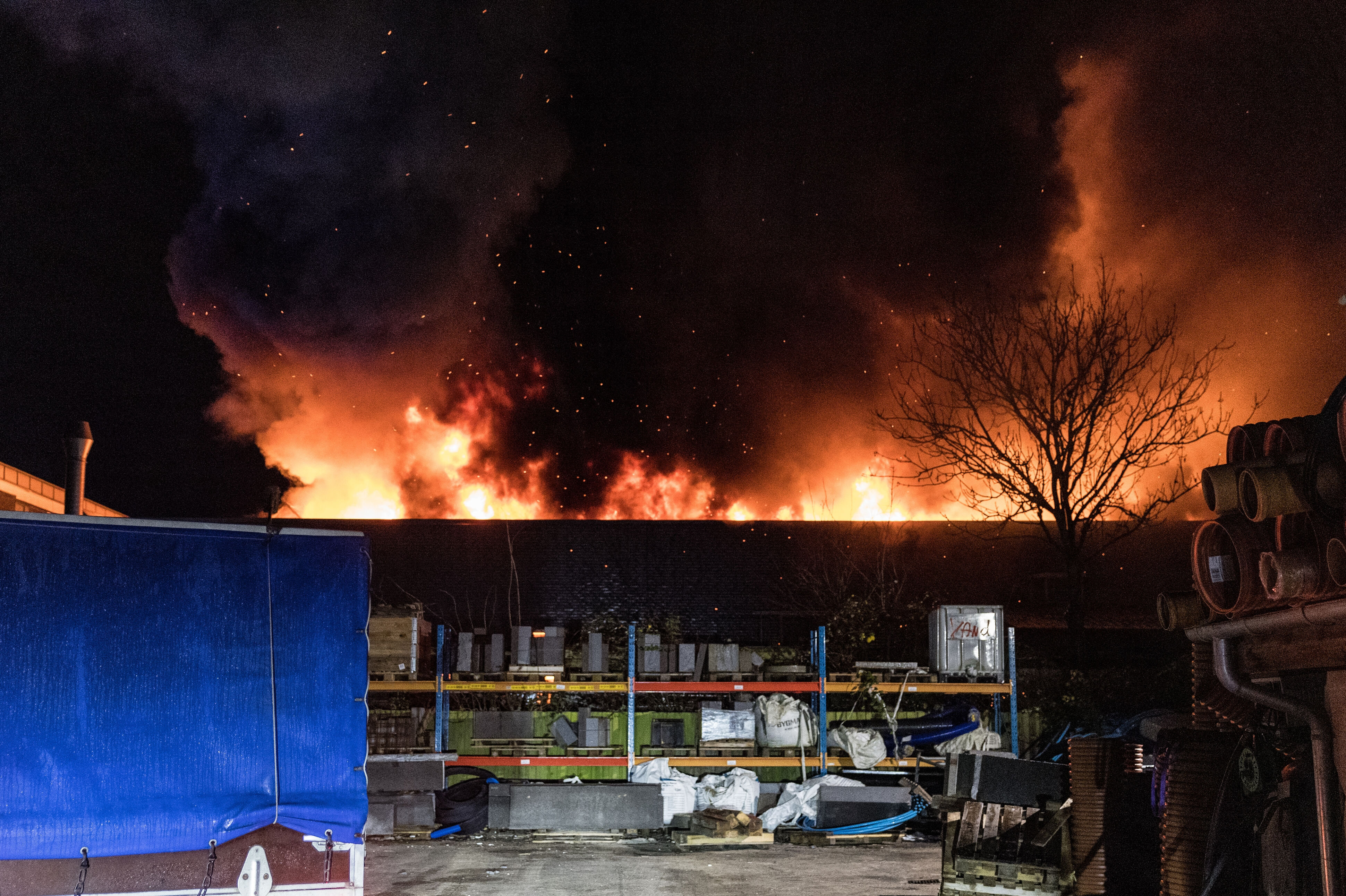 Flammer står højt ved en brand, der er brudt ud tirsdag aften på Amager. Der er tale om en brand i et lagerhotel på Præstefælledvej.