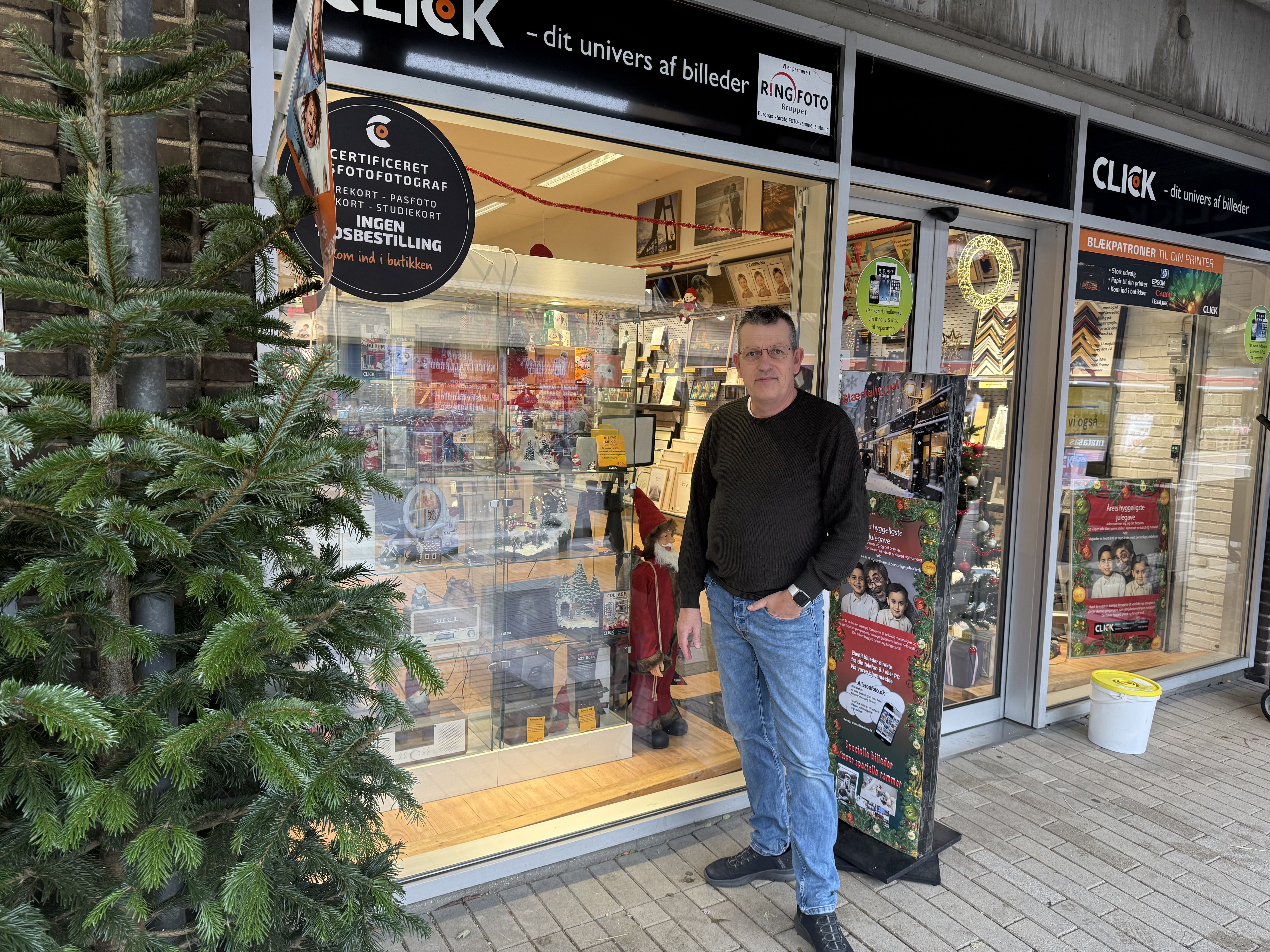 Hans Christian Laursen elsker julen og pynter altid meget op i butikken.