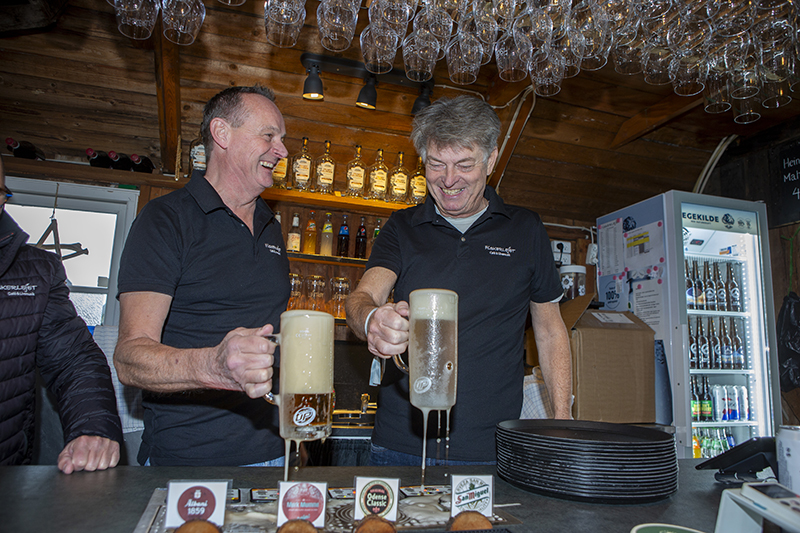 Boye Larsen (tv.) og Søren Jakobsen skal nok øve sig lidt på teknikken, inden det for alvor går løs med nye gæster i caféen.