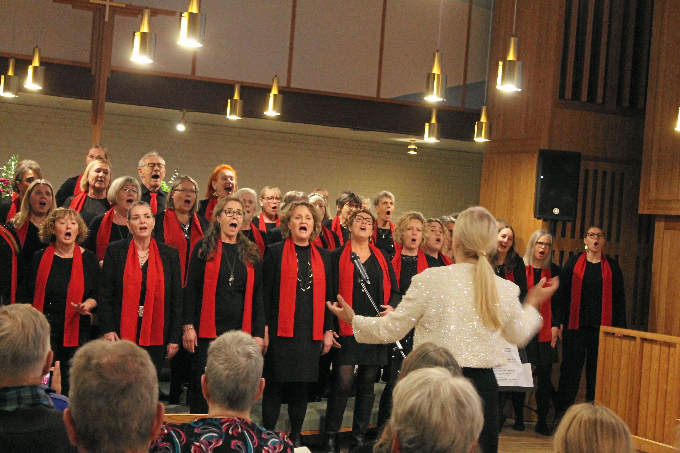 Farum Gospel Choir gav julegospelkoncert i Kokkedal Kirke, hvor Hørsholm Rotary Klub samlede penge ind til fordel for BROEN Danmark.