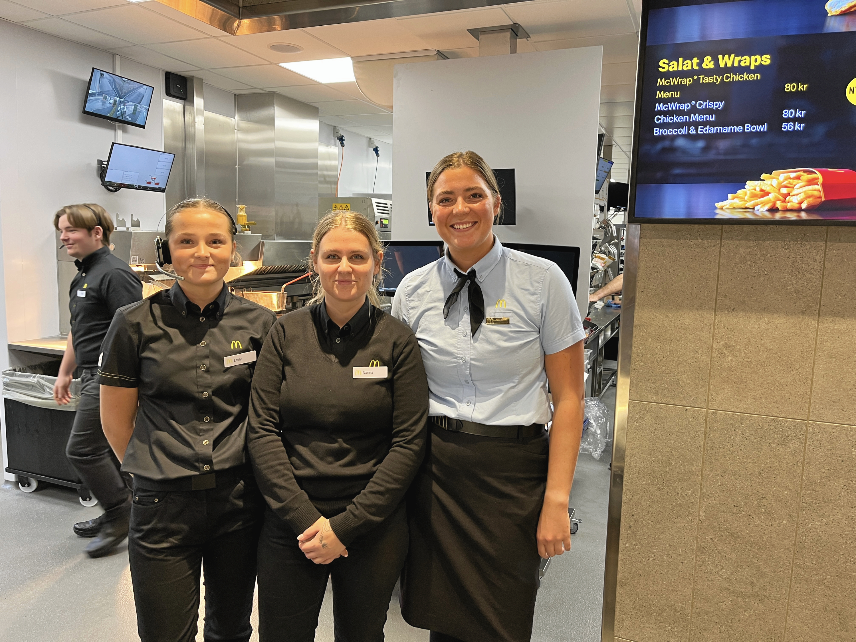 Der er smil på læberne hos McDonald's Kalundborg, der slog dørene op i starten af december. Åbningen af restauranten har nemlig været en kæmpe succes. Her ses medarbejderne Emily, Nanna og Katja, som er del af det personale, der har været med til at sikre, at den ekstremt travle åbning har kunnet løbe rundt.