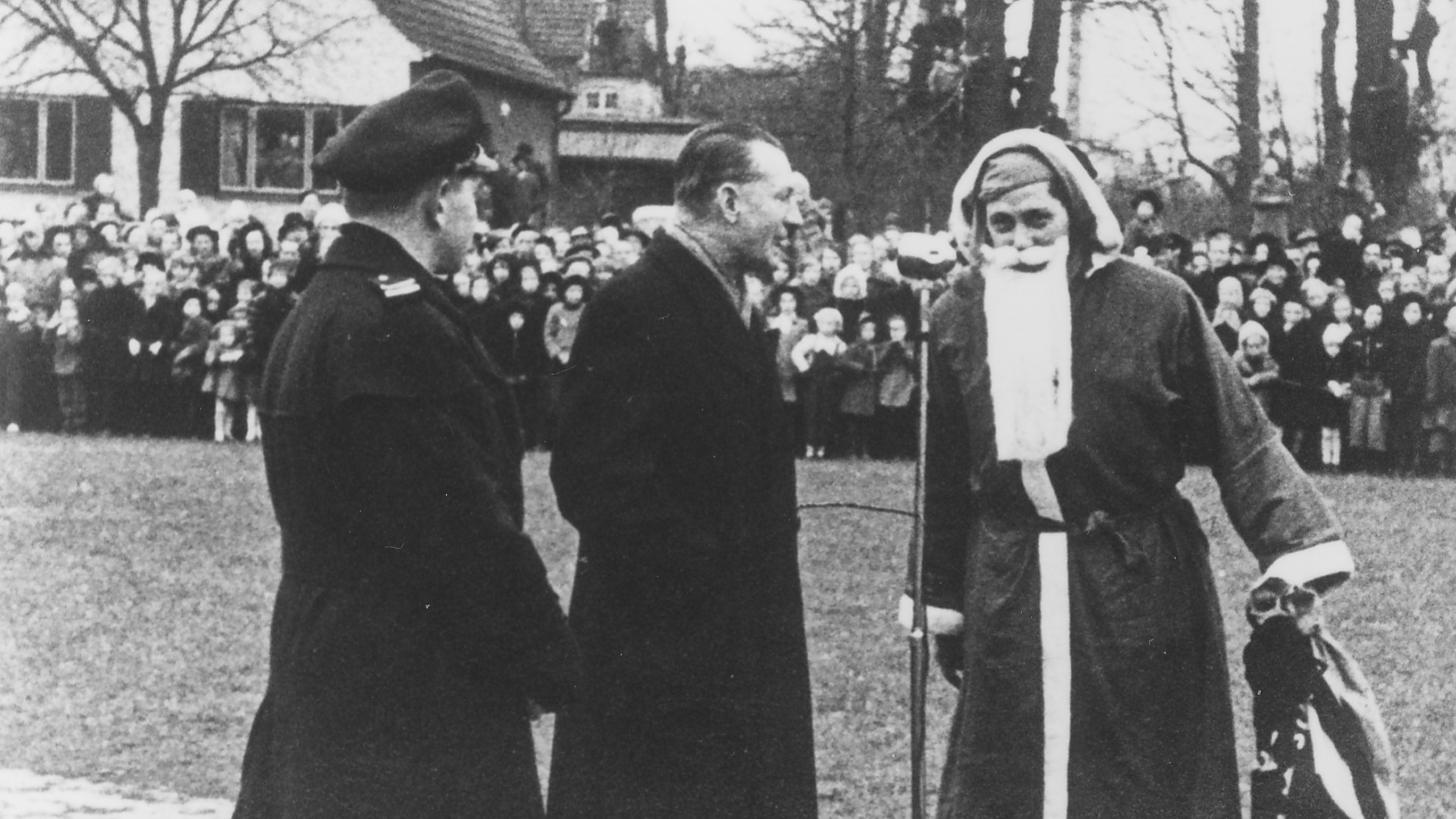 Julemanden ankommer 17. december 1950 til Holbæk og modtages af borgmester Alfred Hansen på markedspladsen.