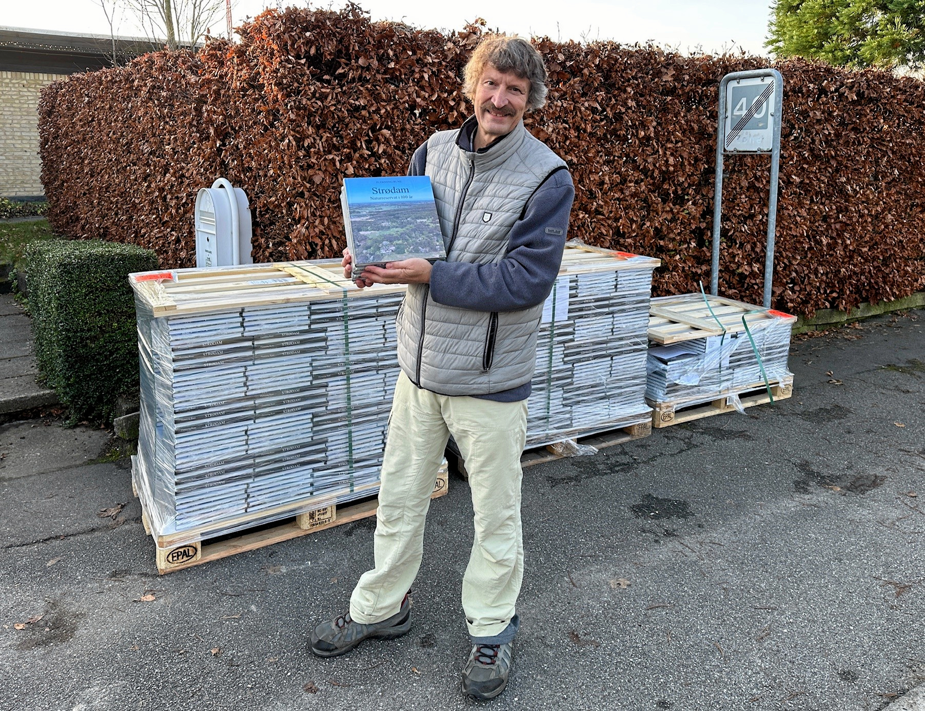 Bogen beskriver, hvad der har foregået i reservatet, og den fungerer som en efterfølger til forfatterens 2-bindsværker om Gribskov og Tisvilde Hegn, som solgte i over 10.000 eksemplarer.