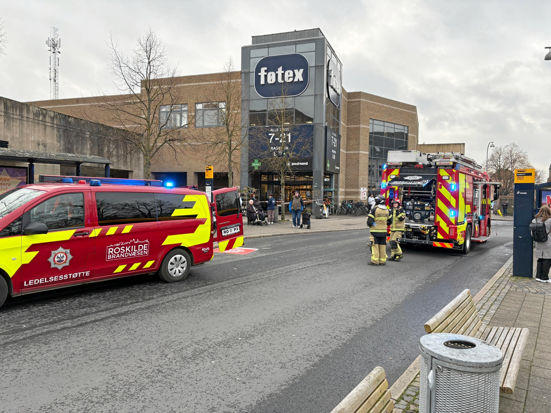 Politi og brandvæsen var til stede i Stationcenteret, hvor Føtex var lukket pga. en mindre brand.