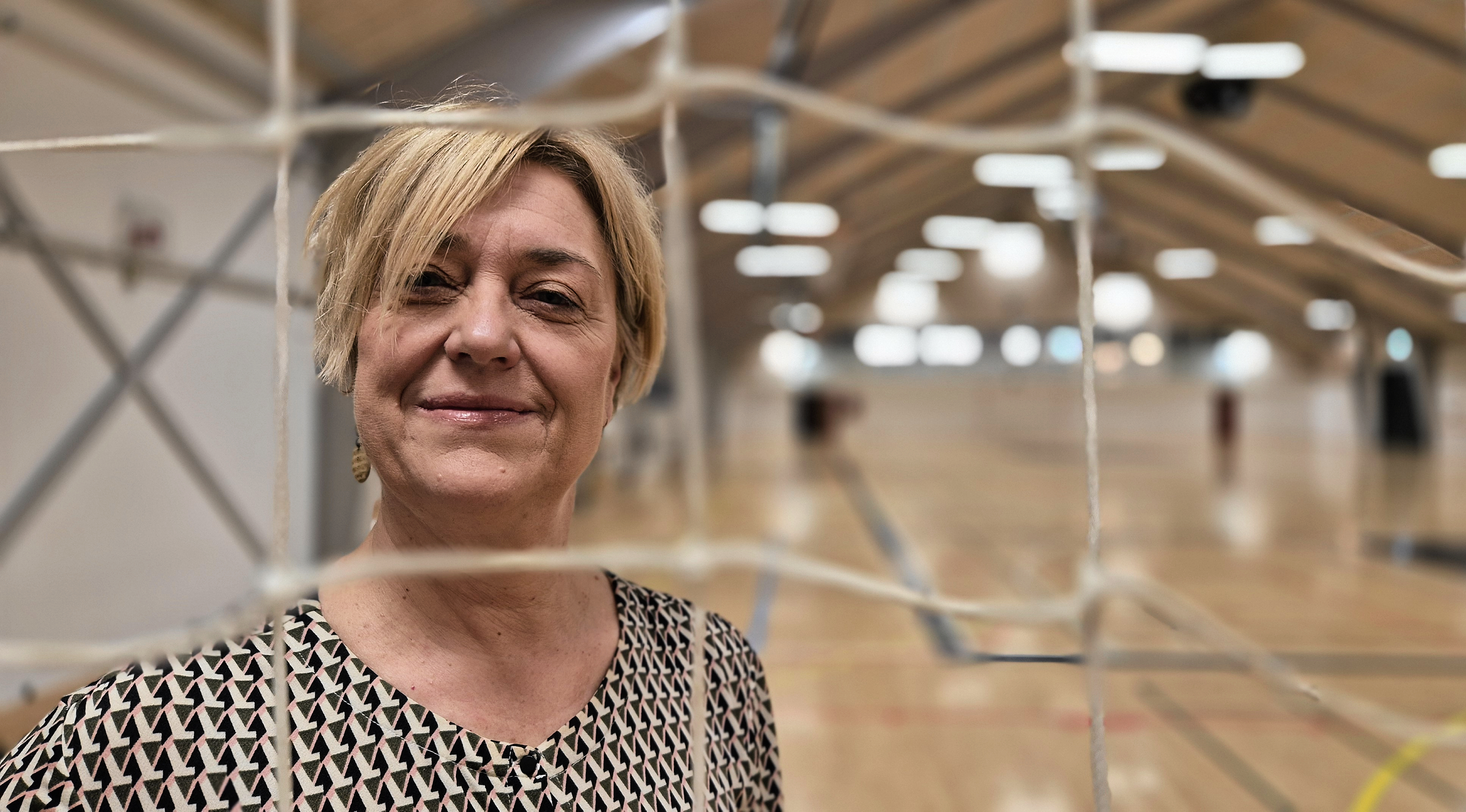 Kirsten Larsen (K) er om nogen på hjemmebane i hallerne og vil nu tag initiativ til dialog om mulighederne for samarbejde fremover i en situation, hvor kommende besparelser kan føre til flere nedskæringer i hallerne i Køge Kommune.