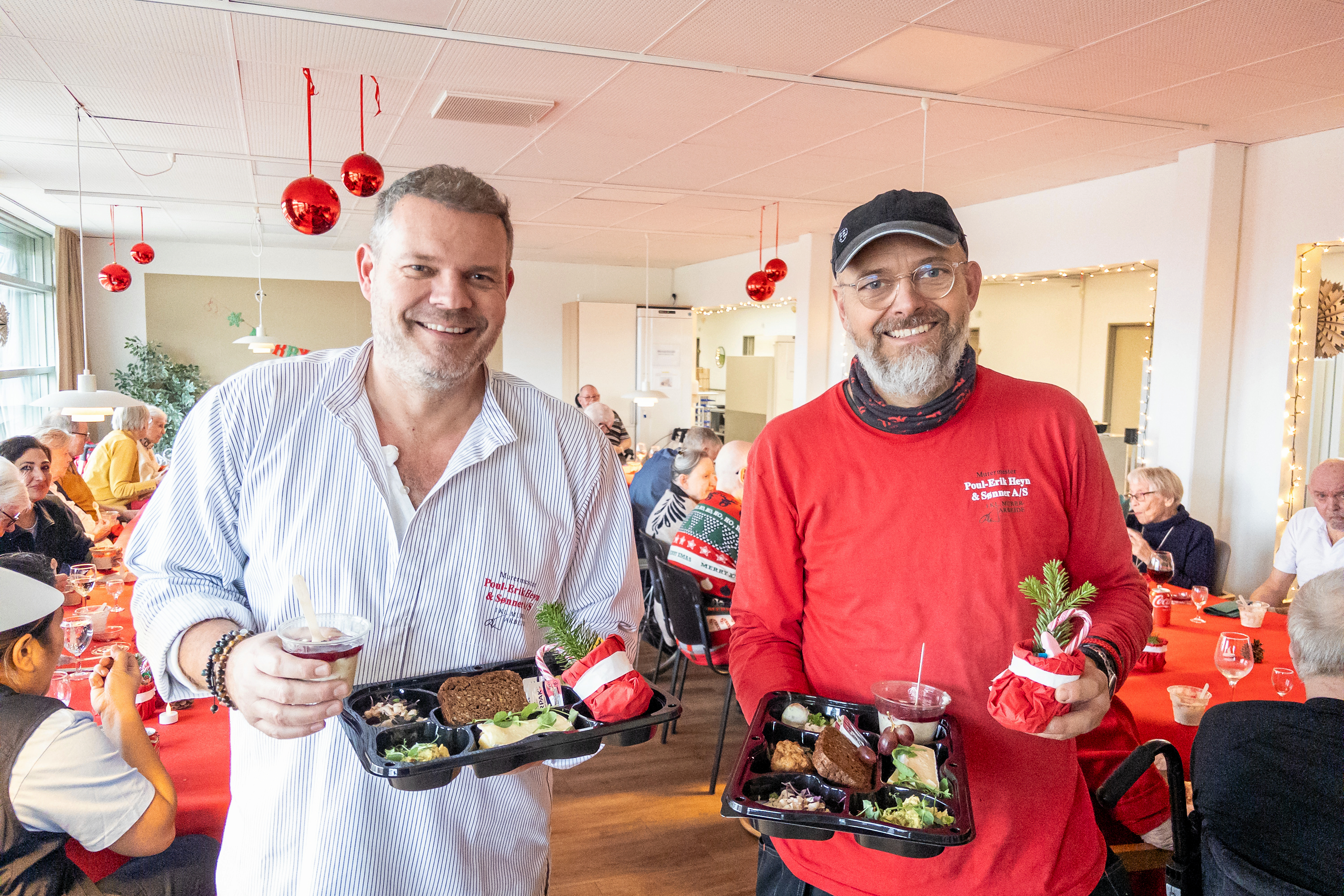Carsten og Johnny Heyn har sammen stået i spidsen for murermesterfirmaet Poul-Erik Heyn & Sønner A/S. Forleden var de i gavehumør på Breelteparken.