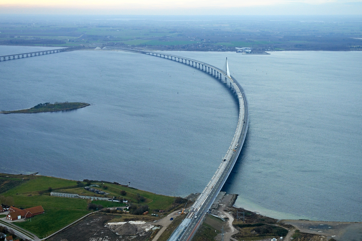 Storstrømsbroen ser færdig ud for de fleste, alligevel trækker det ud med at få de sidste detaljer på plads. - Vejdirektoratet Storstrømsbroen ser færdig ud for de fleste, alligevel trækker det ud med at få de sidste detaljer på plads.