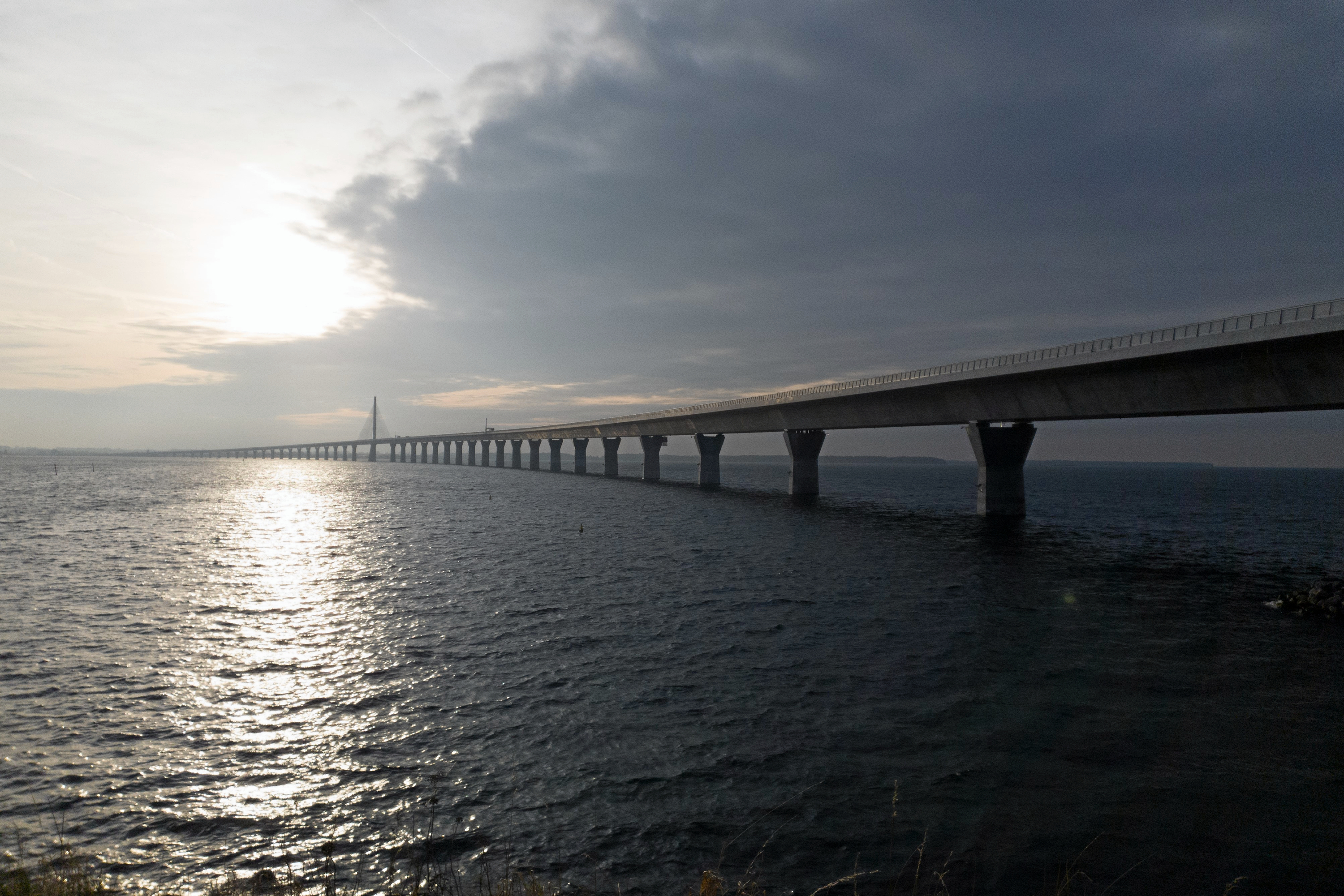 Byggeriet af den nye Storstrømsbro har trukket i langdrag og er blevet forsinket op til flere gange. Nu sker det igen.