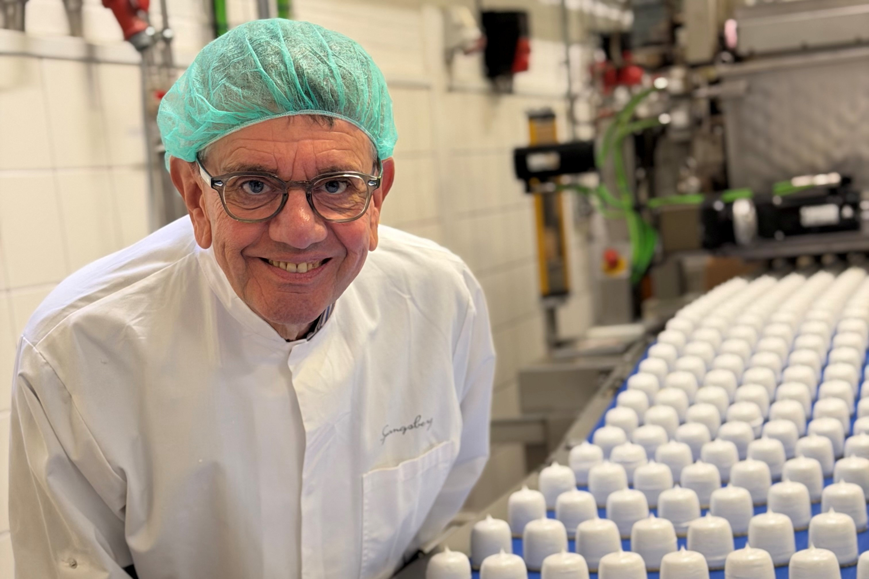Michael Spangsberg er stadig at finde i produktionshallen på flødebollefabrikken i Taastrup. 23. december fylder han 70 år.