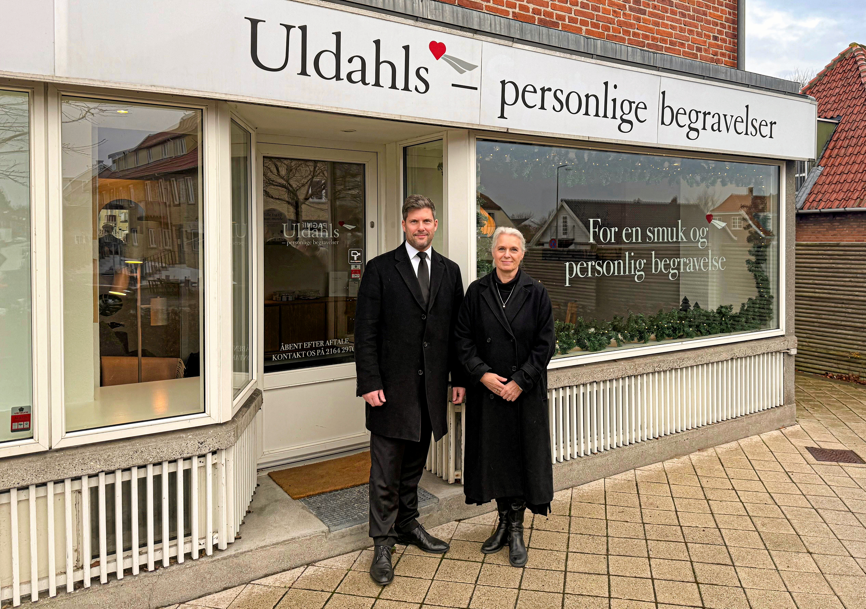 Uldahls Begravelsesforretning er flyttet ind i nye lokaler på Usserød Kongevej 43. Her er det indehaver Christian Uldahl med sin kollega Karen Mikelsons.