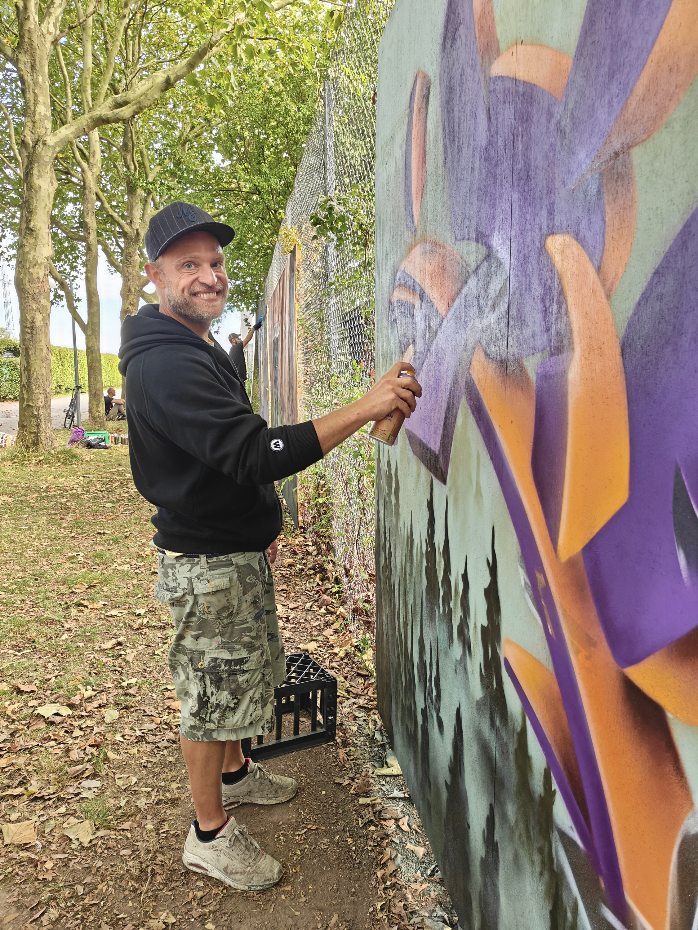 Grafittimaleren Ricky D. er i gang med at farvelægge de ellers så kedelige flader i Skovlunde. Og flere er på vej.