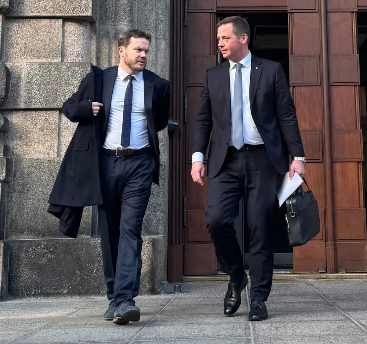 De to partifæller fra Venstre, Furesøs kommende borgmester Nicolai Bechfeldt (tv) og transportminister Thomas Danielsen, forlader Christiansborg efter forhandlinger, der genåbner drømmen om en overdækning af Hillerødmotorvejen gennem Farum.