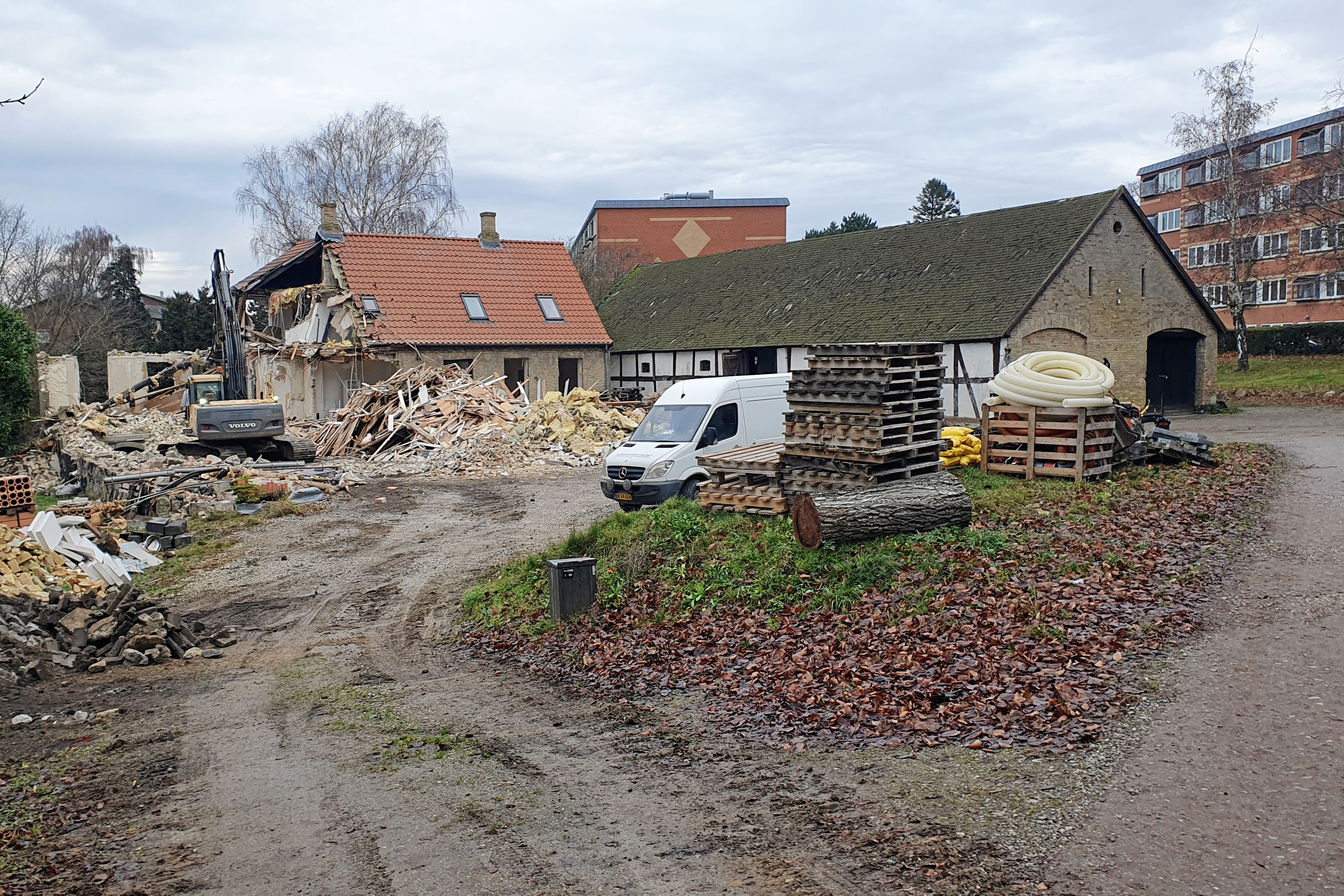 Den gamle gård på Fuglebakken er snart fortid. Men det er usikkert om der kommer et nyt byggeri.