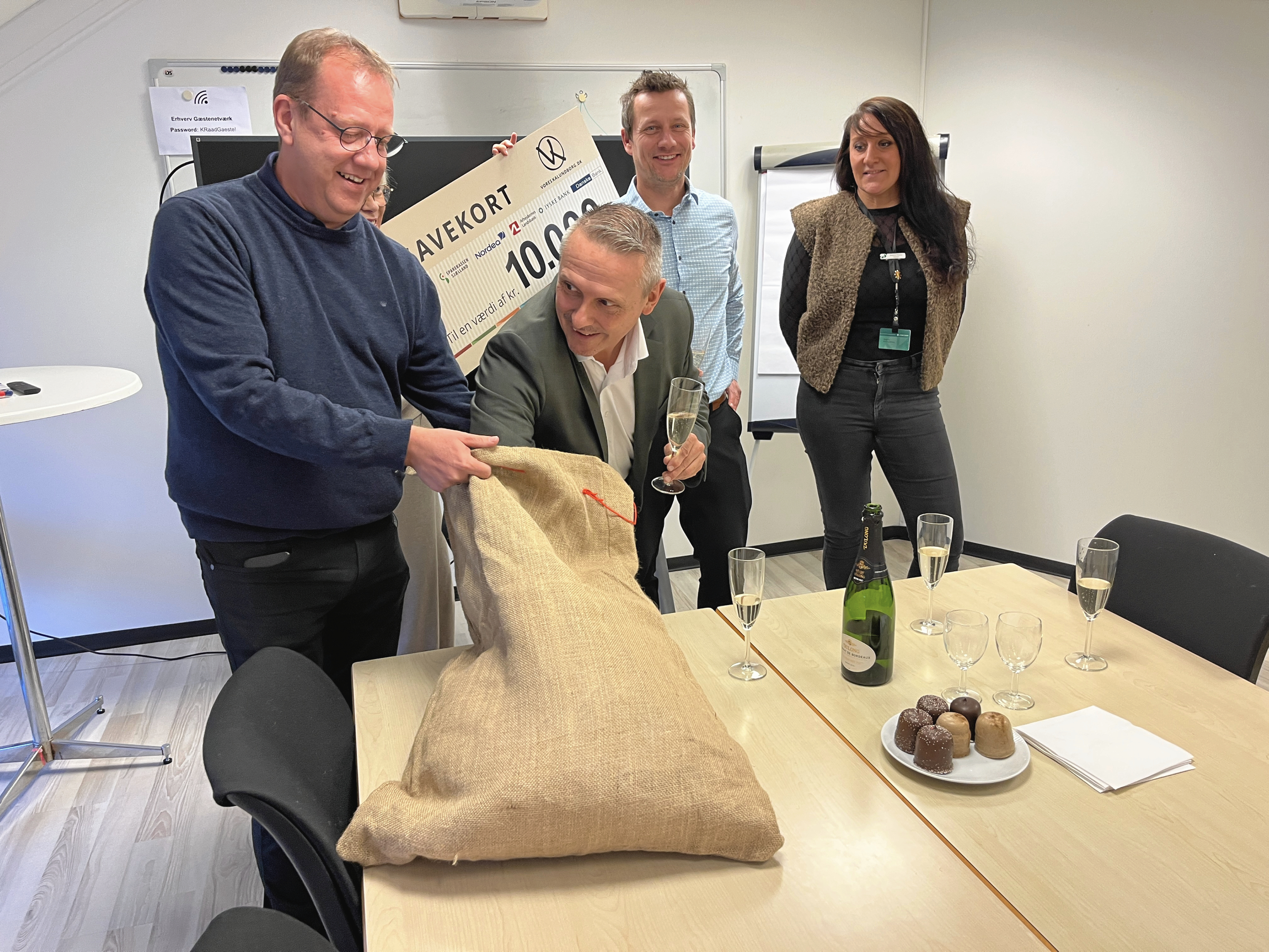 Klaus Koksby Hansen fra SJF Bank stak hånden i sækken og trak vinderkuponen, mens Vores Kalundborgs bestyrelsesformand Jesper Thomsen holdt sækken med rolig hånd.