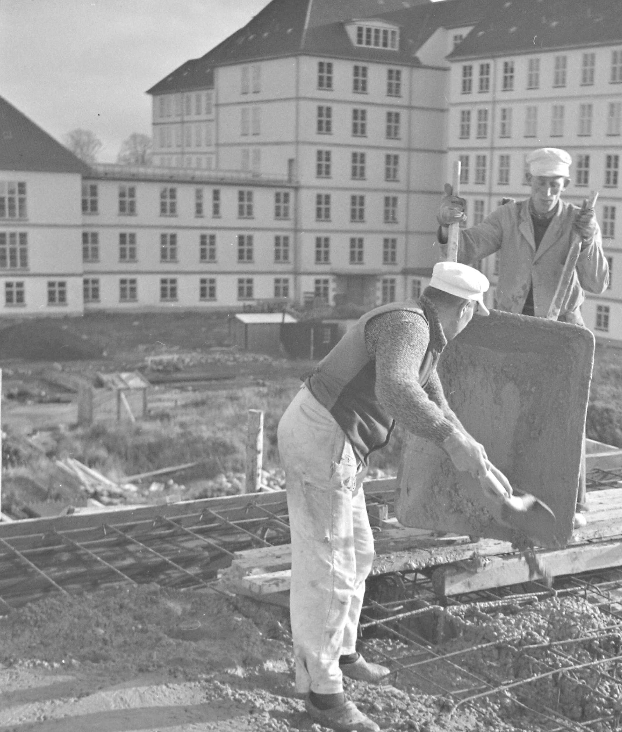 Arkitekt Carl Lundquist spillede en vigtig rolle ved opførelsen af sygehuset 1939-1943, og en af hans ansatte, arkitekt Vermund Sørensen, optog flere hundrede foto fra byggeriet, bl.a. dette. - Lokalhistorisk Arkiv Hillerød Arkitekt Carl Lundquist spillede en vigtig rolle ved opførelsen af sygehuset 1939-1943, og en af hans ansatte, arkitekt Vermund Sørensen, optog flere hundrede foto fra byggeriet, bl.a. dette.