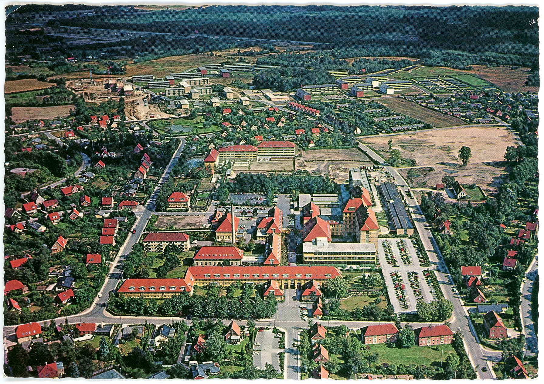 Postkort fra 1970 viser Hillerød Sygehus som det så på den tid. Til højre for Dyrehavevej kan man se den byggegrund hvor Sandviggård havde ligget og hvor Psykiatrisk Center blev opført i sidste halvdel af 1970’erne.