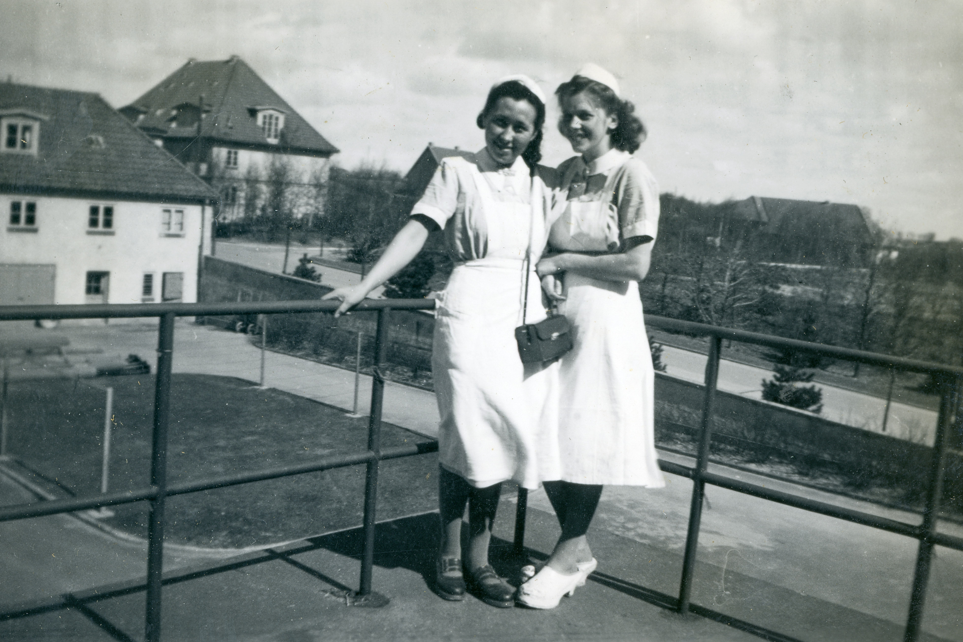 Køkkenpersonalet, som boede på sygehuset, tilbragte en del af fritiden med at solbade på den lille terrasse, der vendte ud mod Bakkedraget. I baggrunden kan man se vejen til skadestuen.