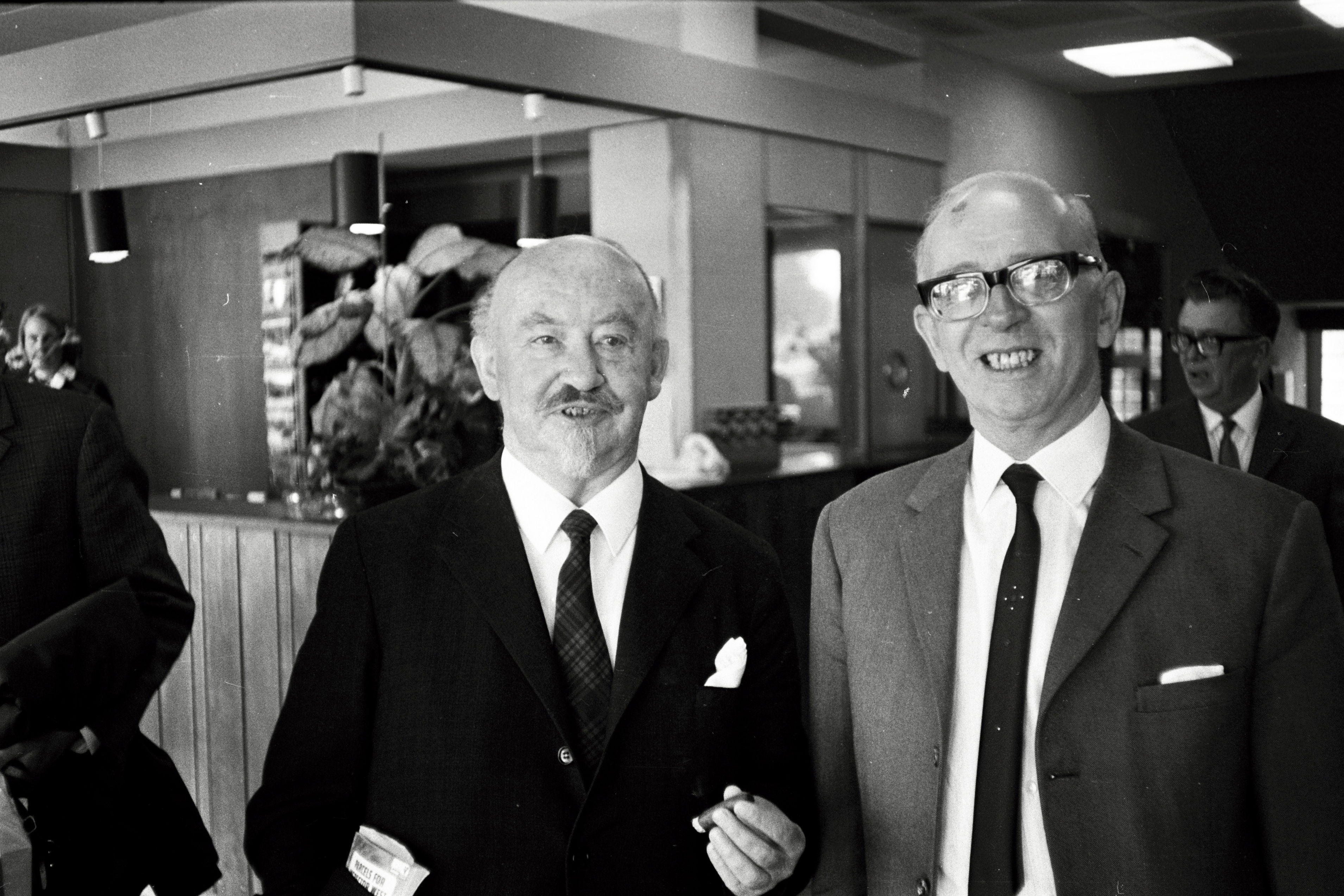 Overlæge Carl Aaberg var kendt som cigarryger. Her ses han sammen med amtsborgmester Hans Andersen.