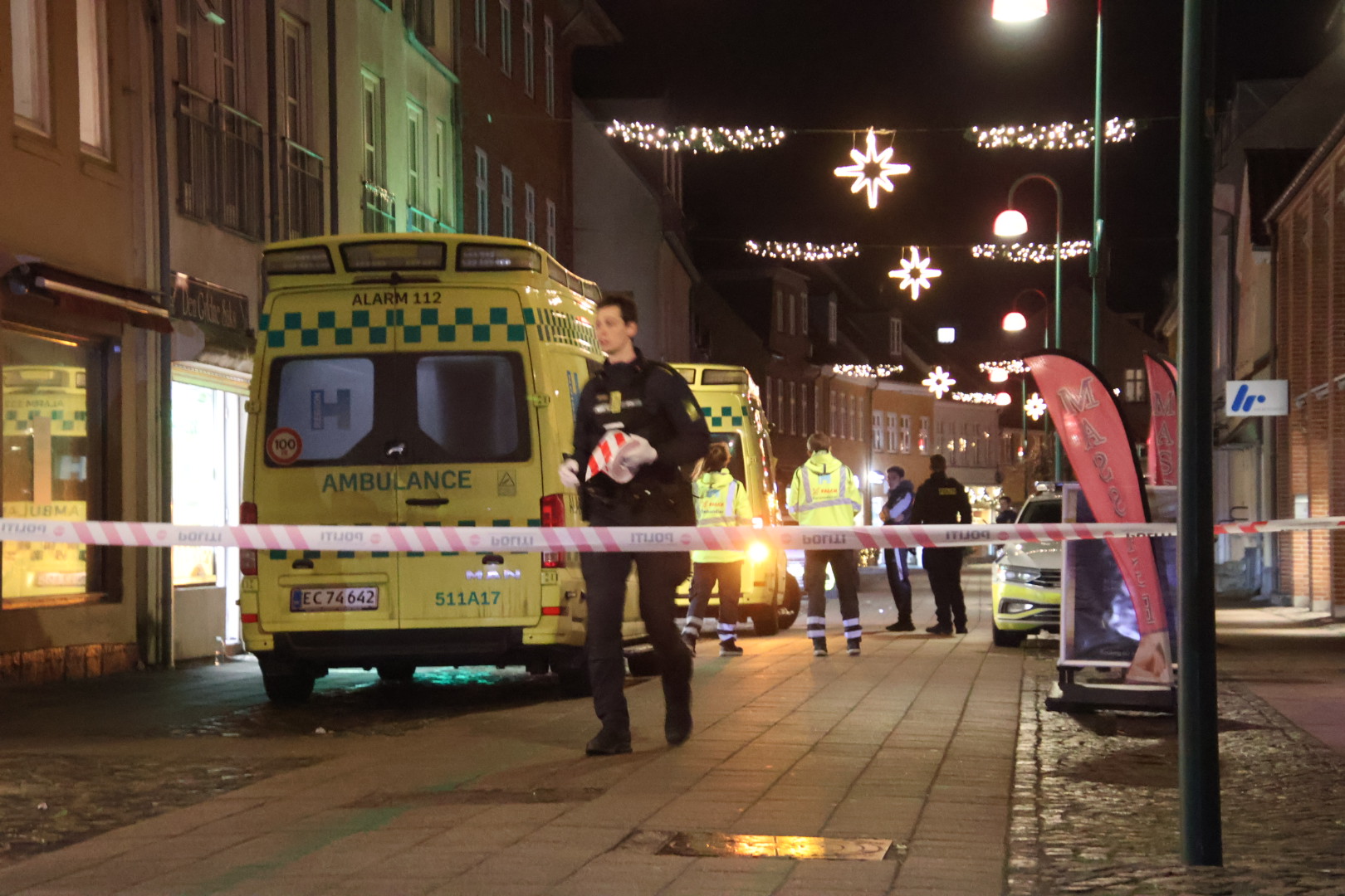 Politi var til stede i Frederikssund efter knivstikkeri fredag aften.