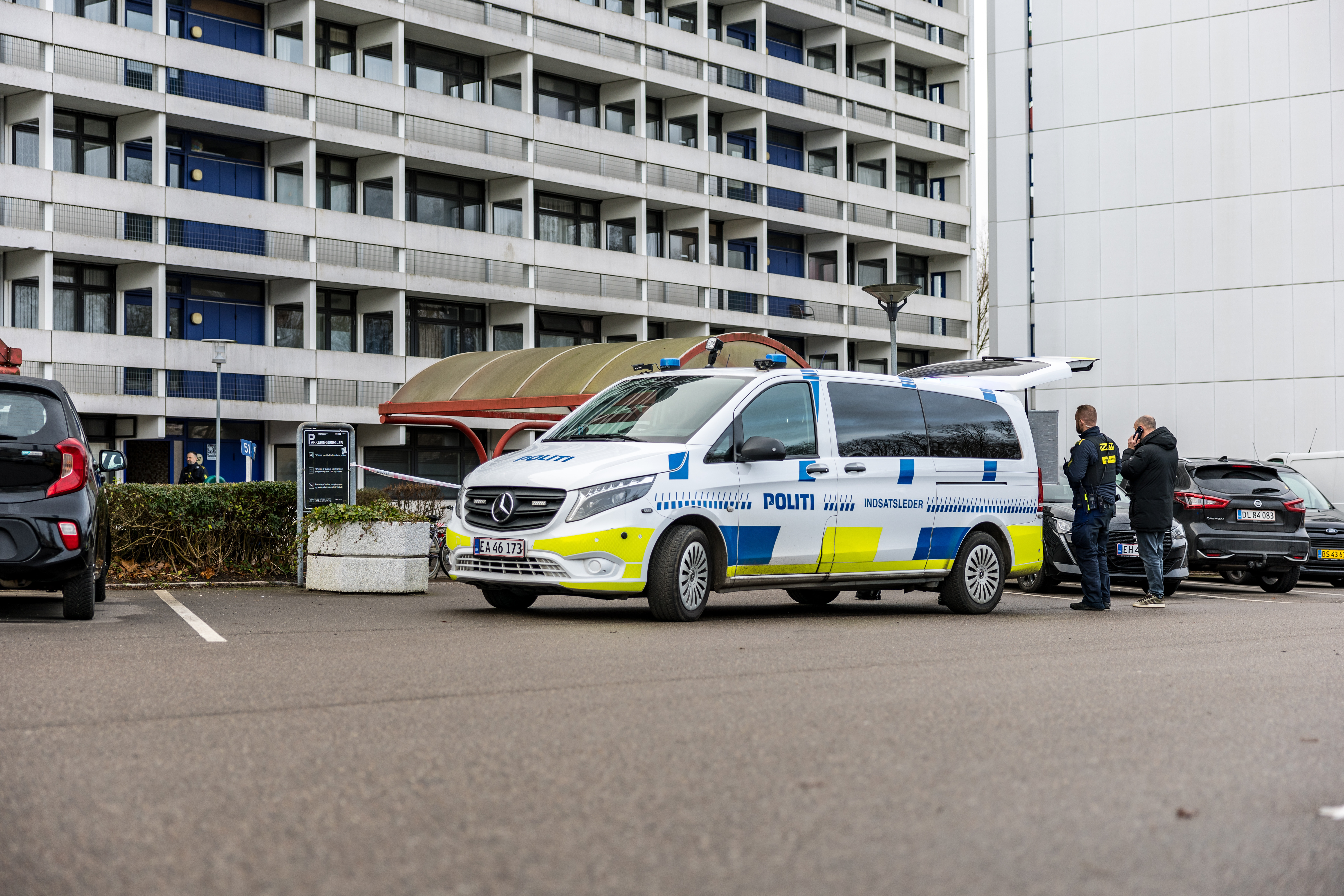 Politiet til stede i Høje Gladsaxe søndag den 21. december 2025. Et to-årigt barn er afgået ved døden efter et fald fra et højhus i Høje Gladsaxe søndag.